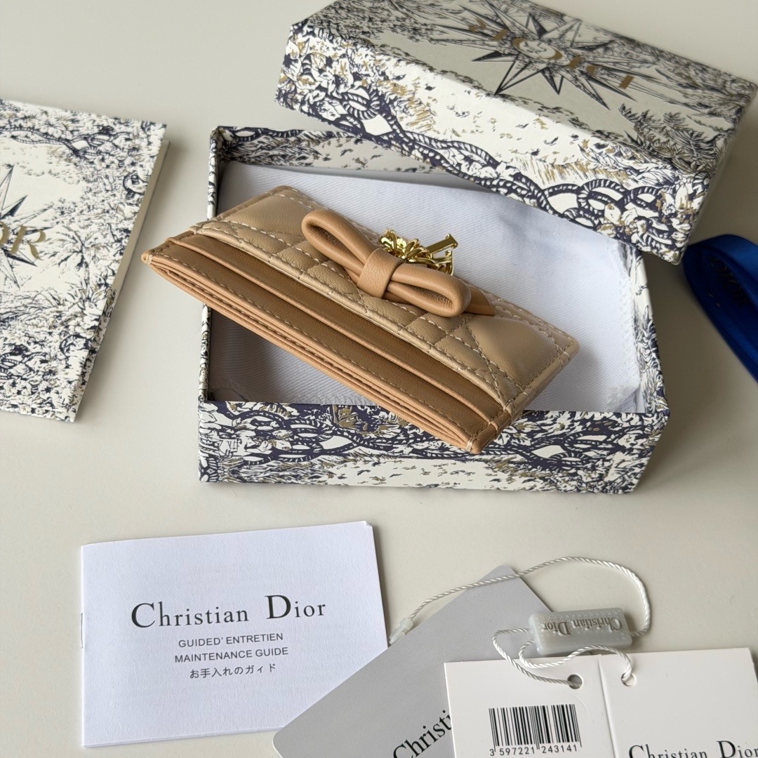 Кошелёк женский Dior бежевого цвета