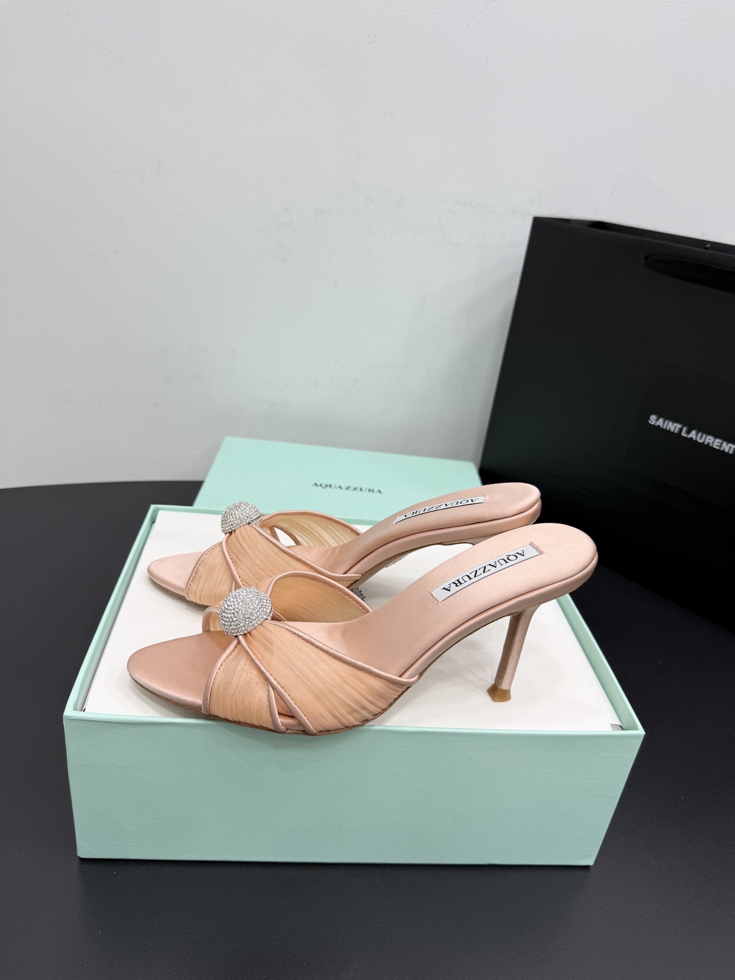 Мюли женские Aquazzura из натурального шёлка бежево-розового цвета