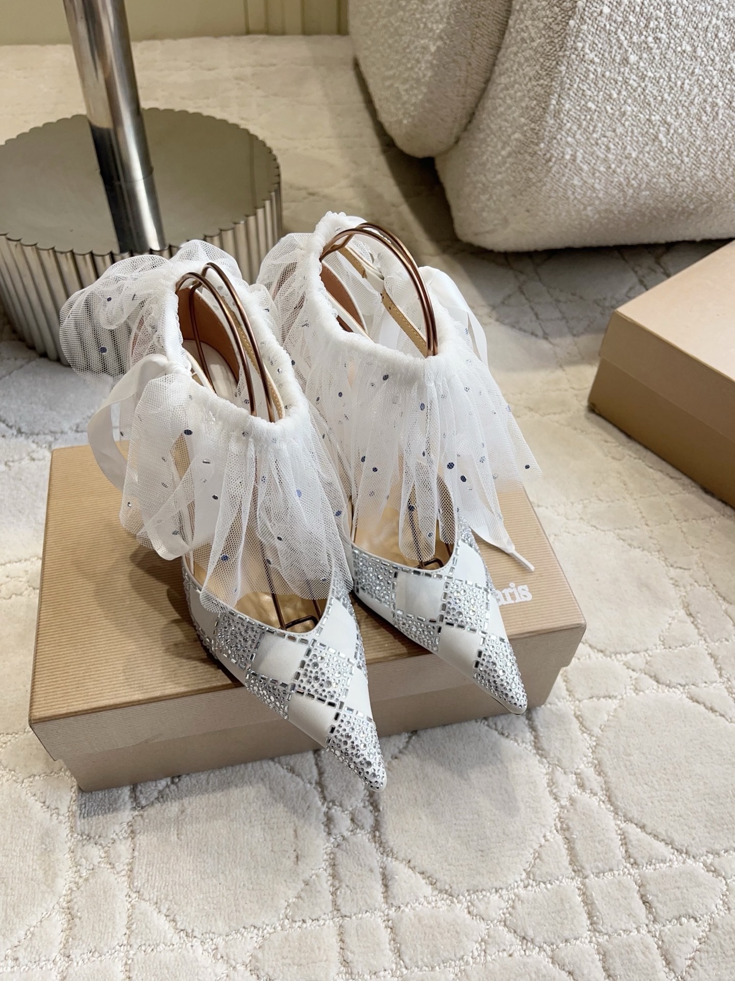Туфли женские в стиле Christian Louboutin So Kate со съемной сеткой и стразами белого цвета