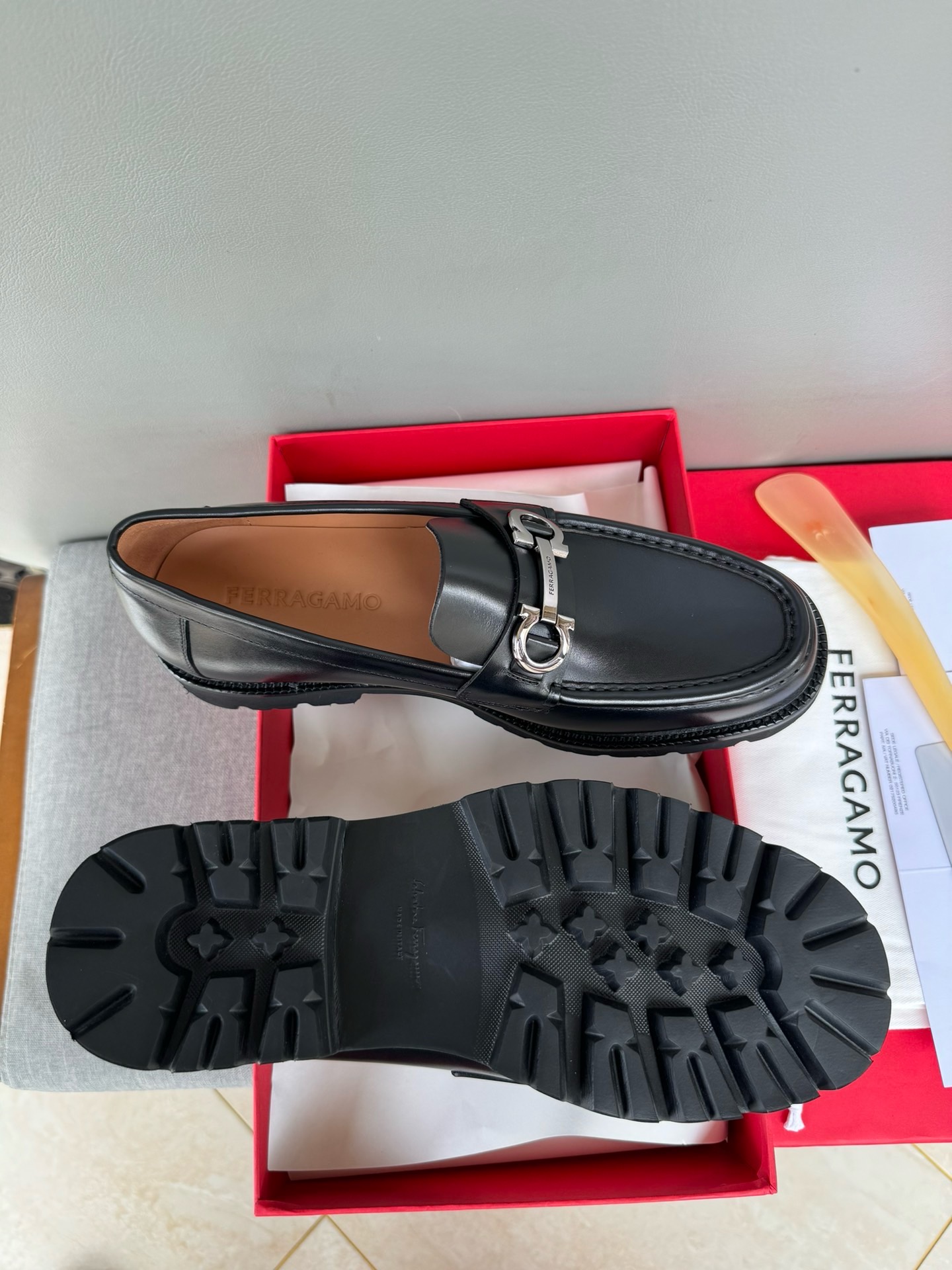 Лоферы мужские в стиле Salvatore Ferragamo с металлической пряжкой чёрного цвета