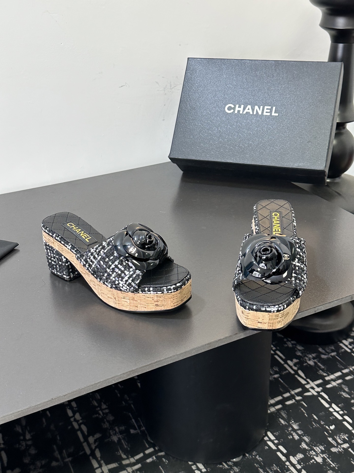 Мюли женские в стиле Chanel с цветком камелии чёрного цвета