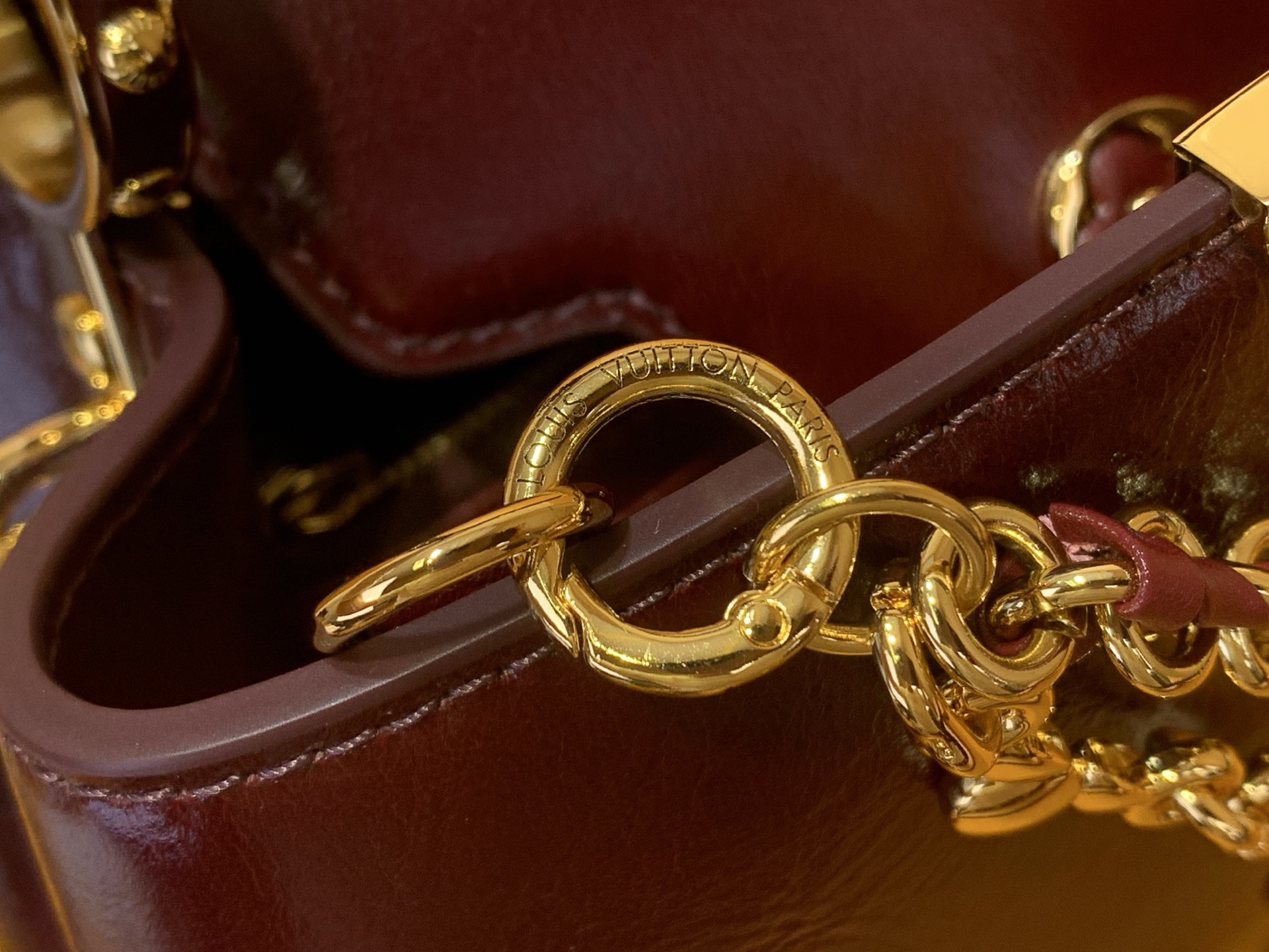 Сумка женская в стиле Louis Vuitton Capucines East-West BB с цепочкой