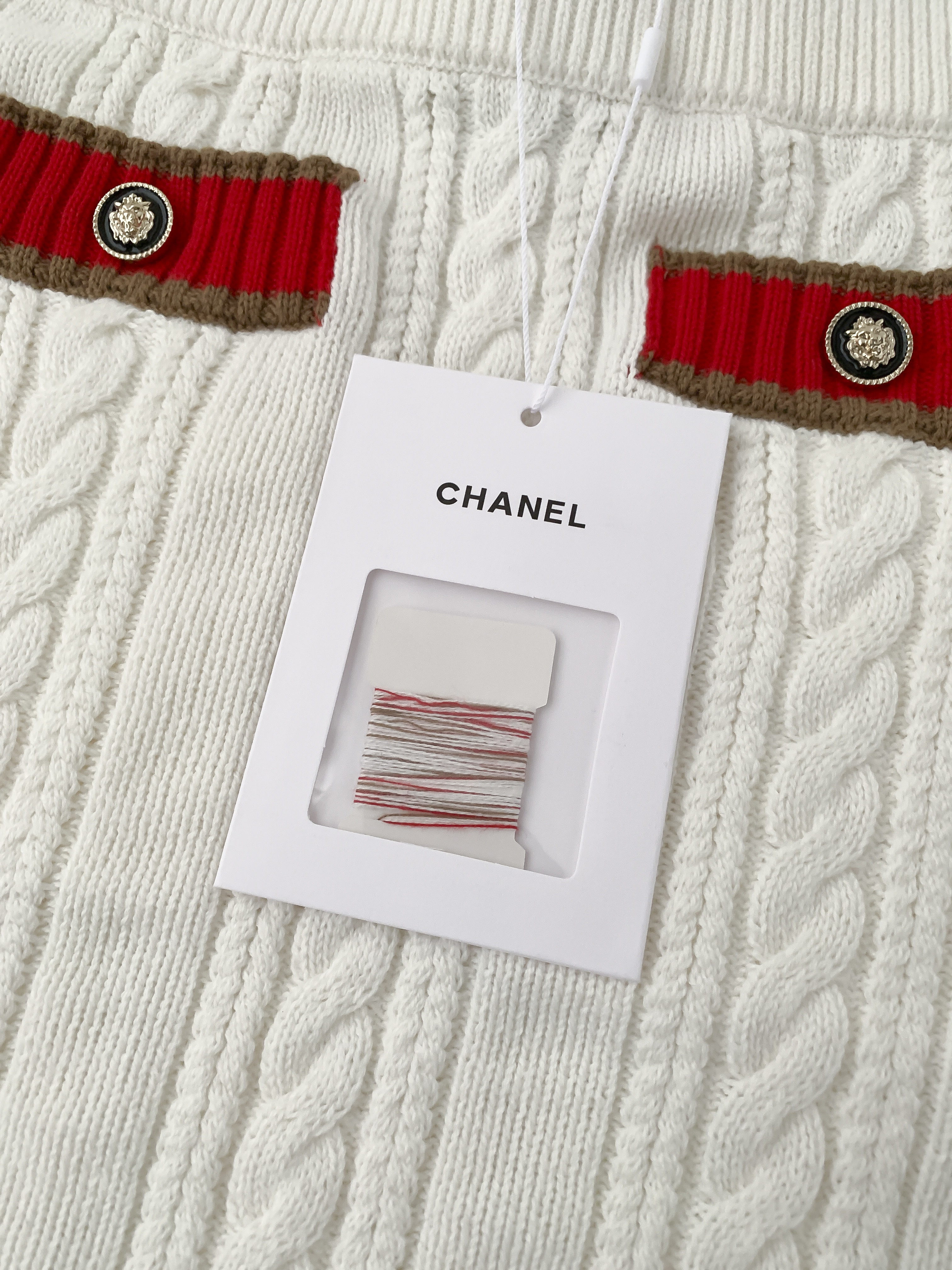 Костюм женский в стиле Chanel белого цвета с юбкой и кардиганом