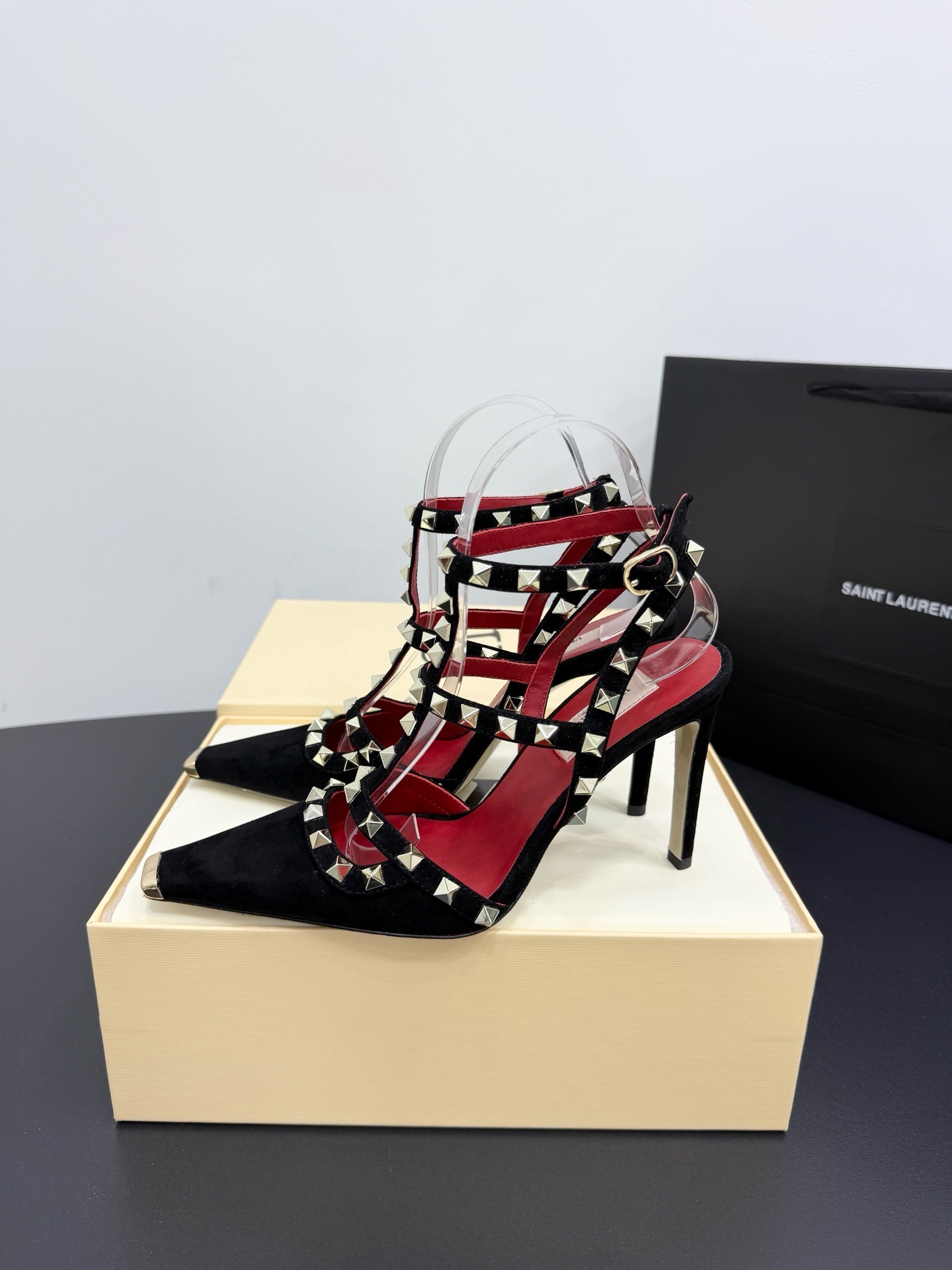 Босоножки женские в стиле Valentino Garavani Rockstud черного цвета