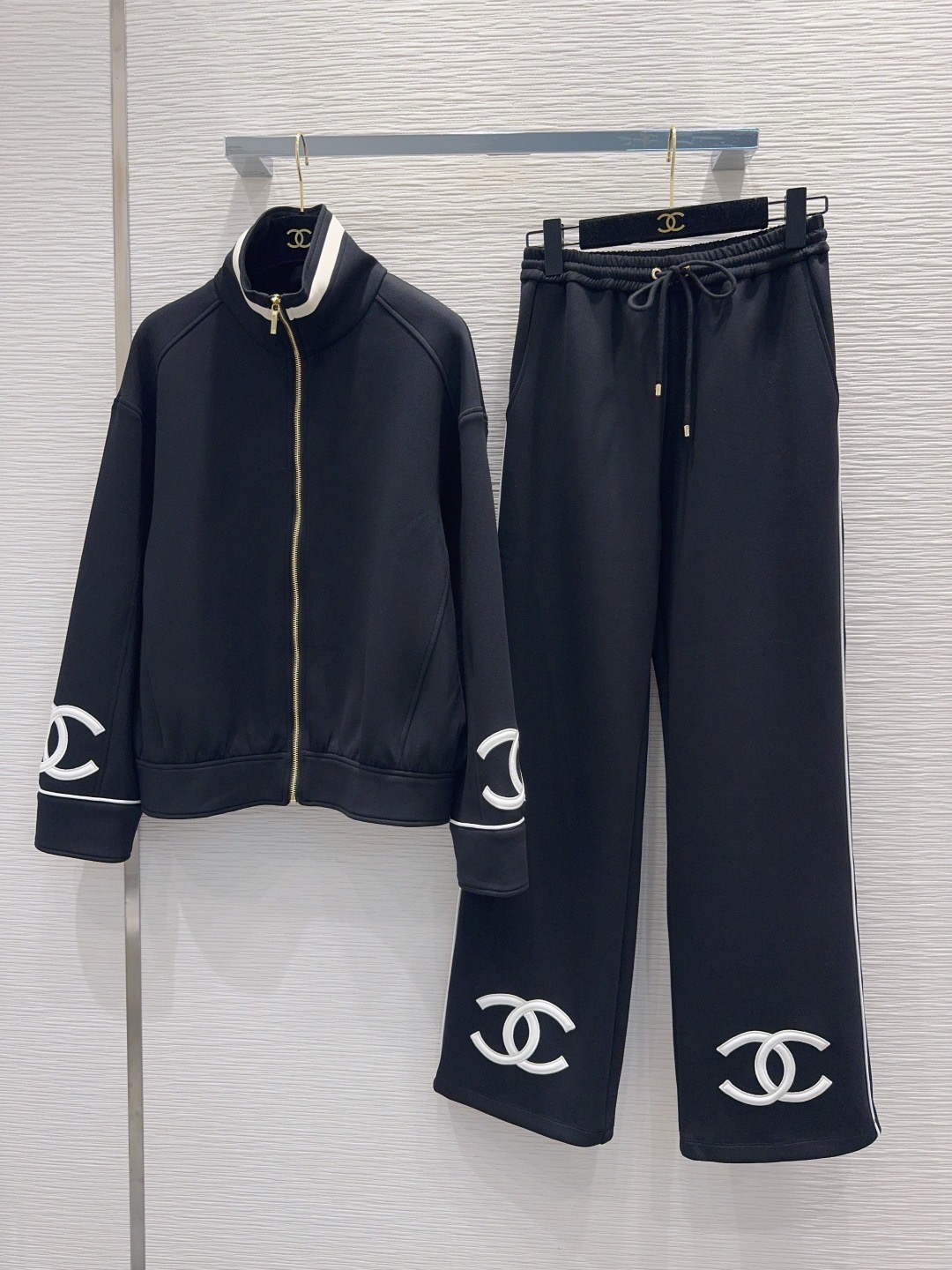 Костюм женский Chanel с фирменным логотипом белого цвета