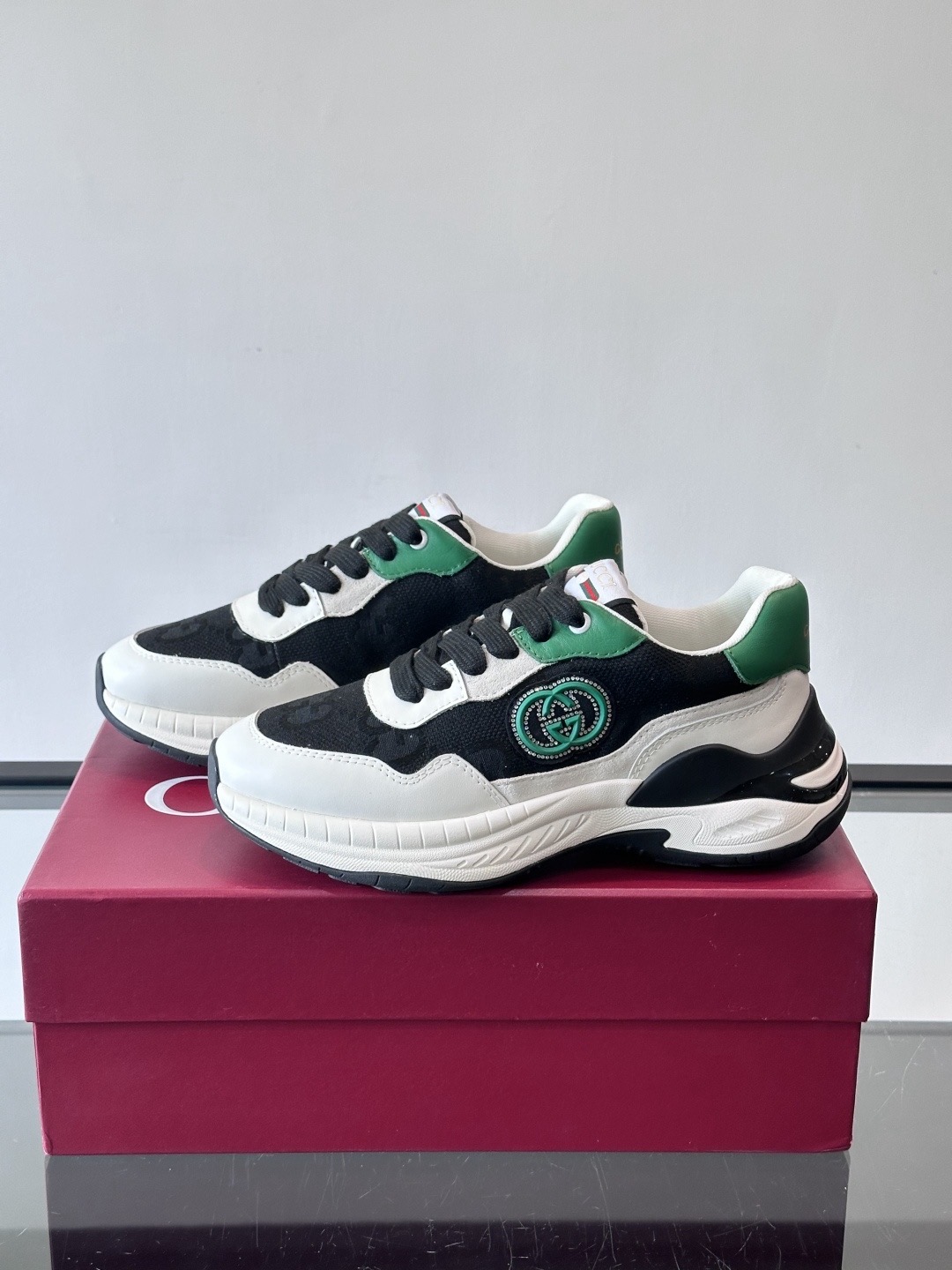 Кроссовки мужские в стиле Gucci чёрно-бело-зелёного цвета с зелёными вставками