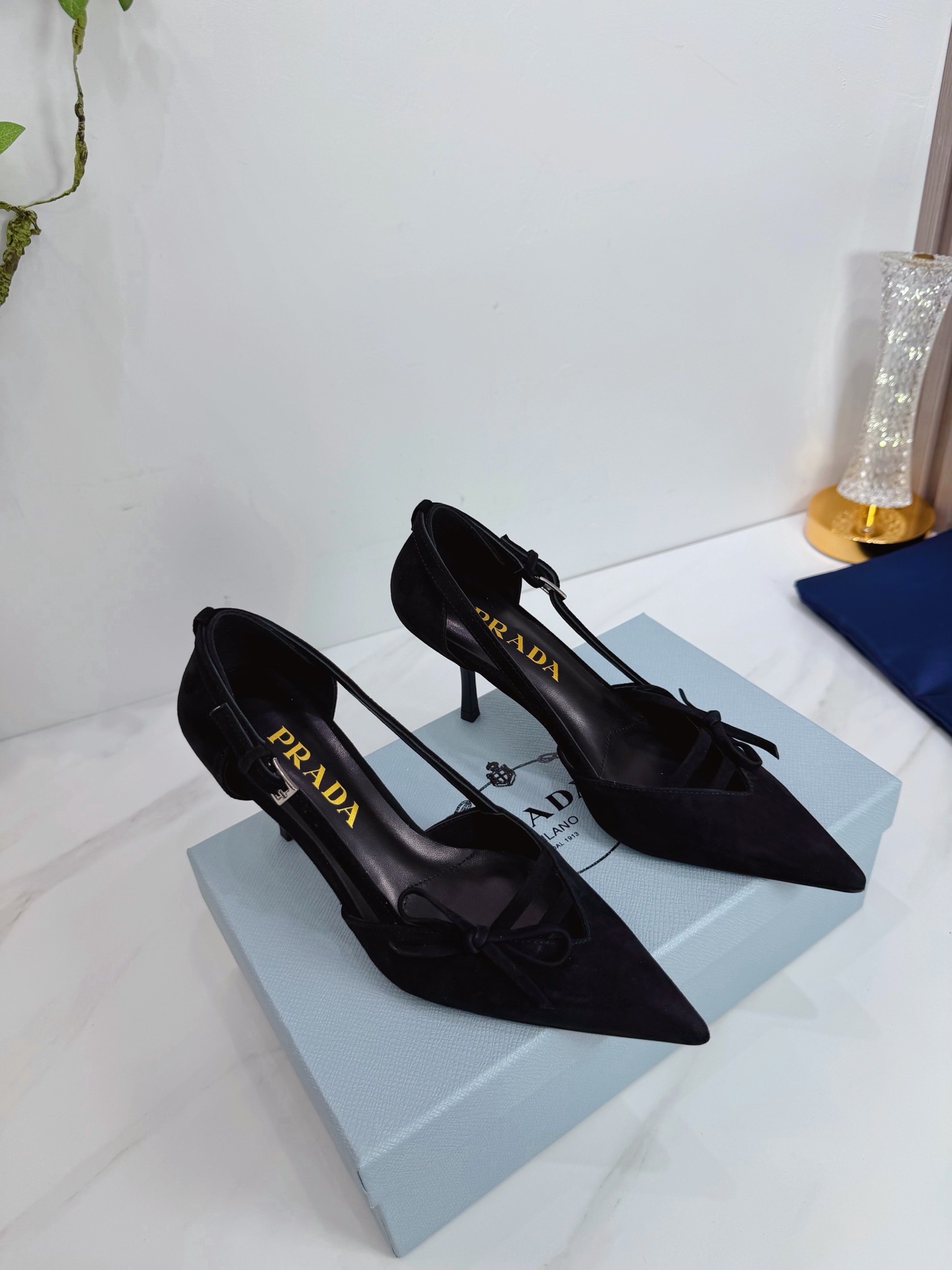 Туфли женские Prada из натуральной замши чёрного цвета