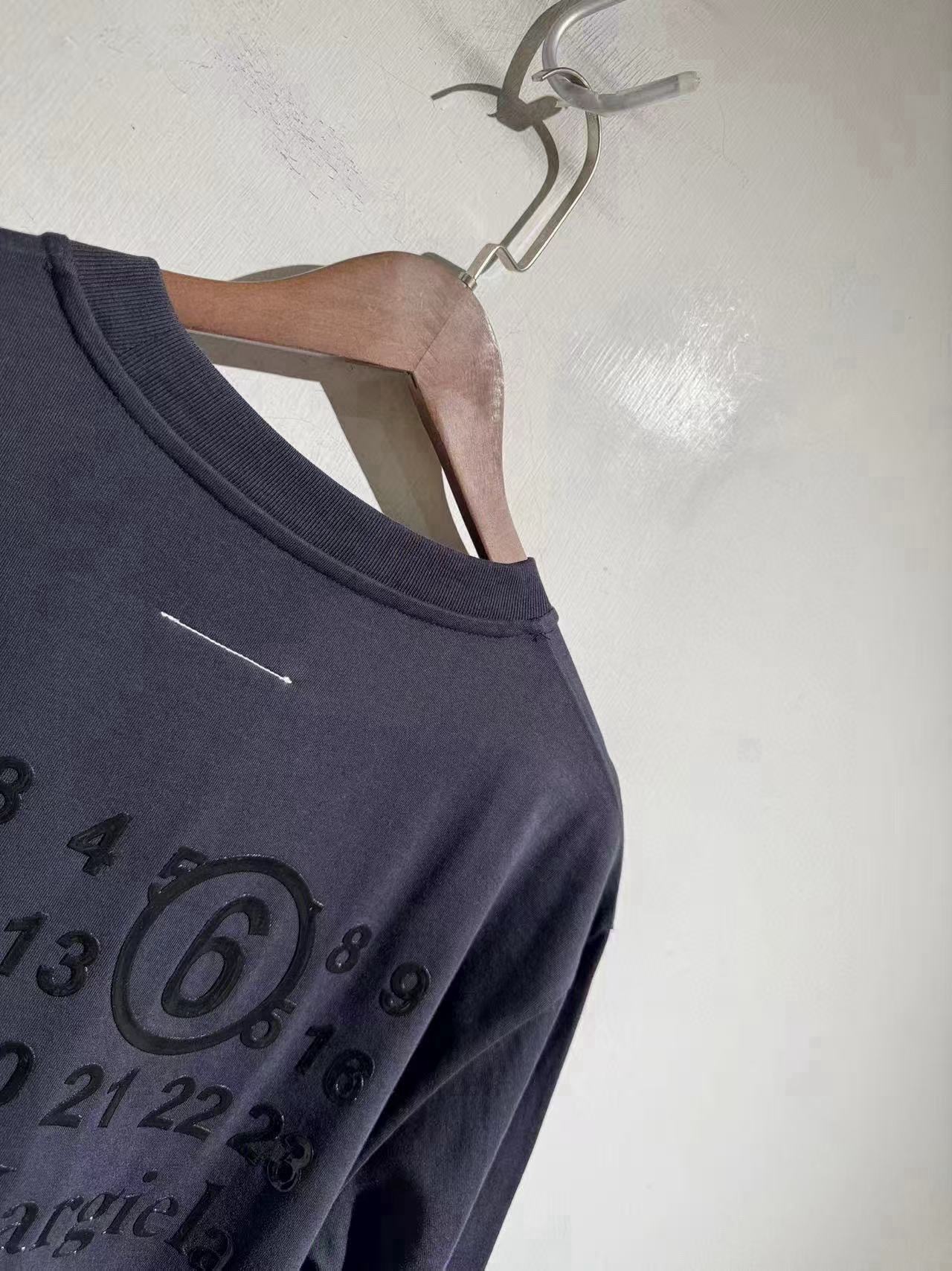 Футболка Maison Margiela серо-синего цвета с объёмным принтом