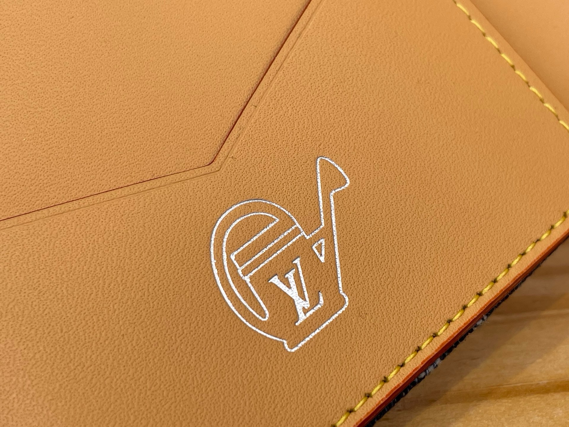 Обложка для паспорта женская Louis Vuitton синего цвета