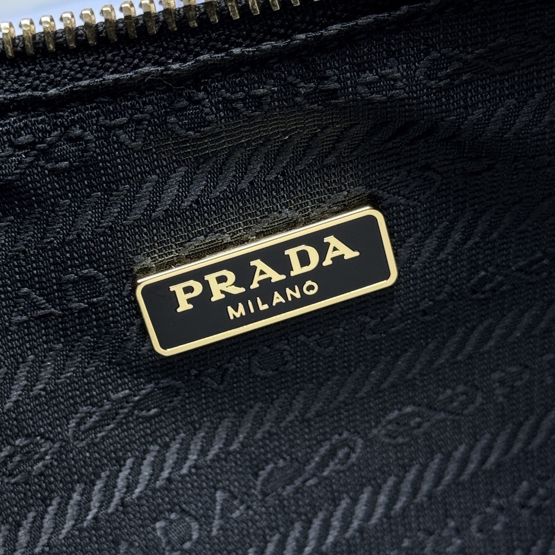 Сумка женская в стиле Prada Re-Edition 2005 Hobo чёрного  цвета