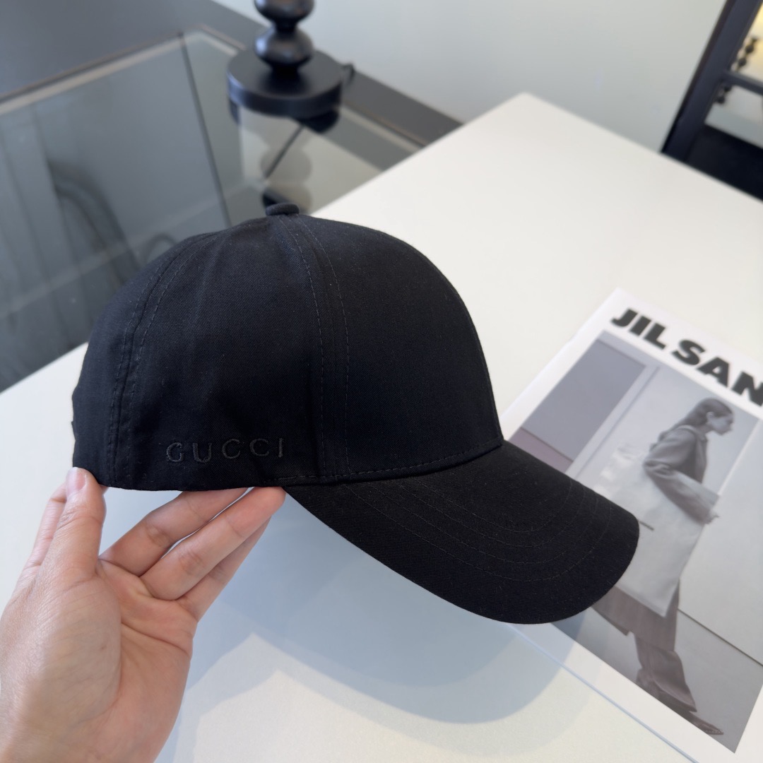 Кепка женская в стиле Gucci из хлопковой ткани чёрного цвета с логотипом