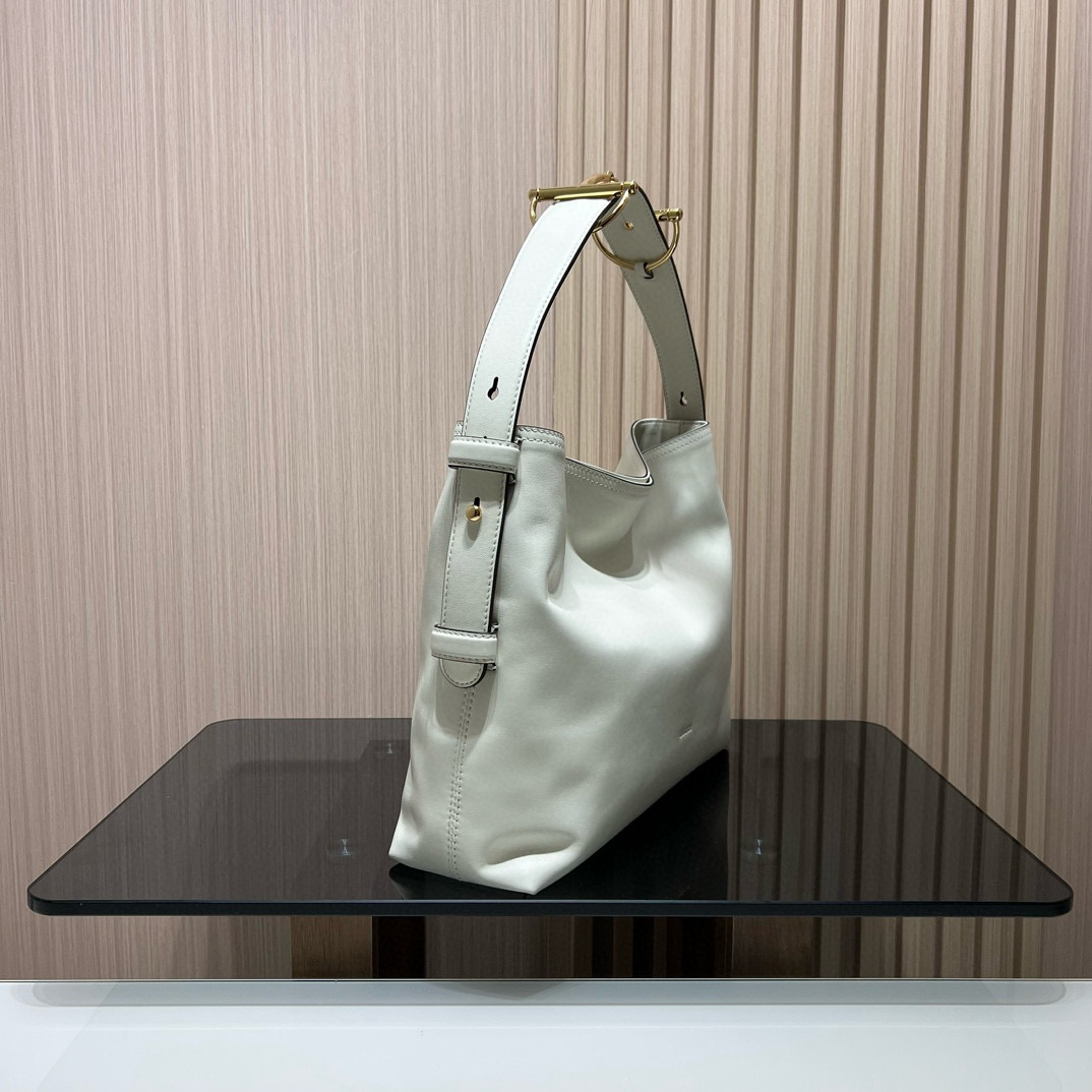 Сумка женская в стиле Gucci Beatrix из натуральной кожи молочно-белого цвета с декоративной пряжкой