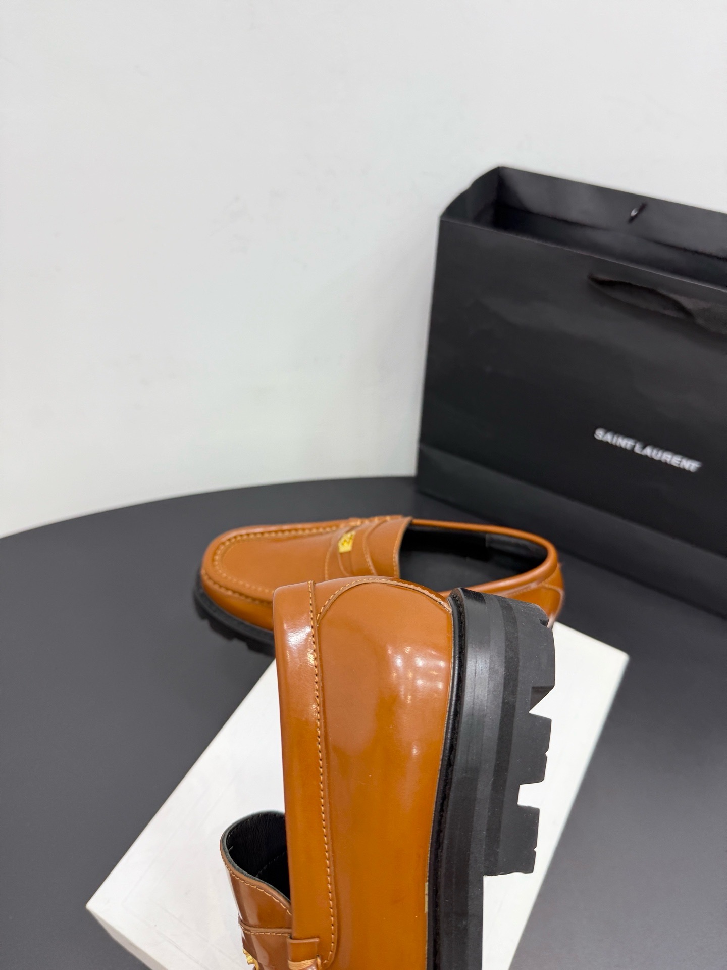 Лоферы женские Celine Triomphe из натуральной кожи коричневого цвета