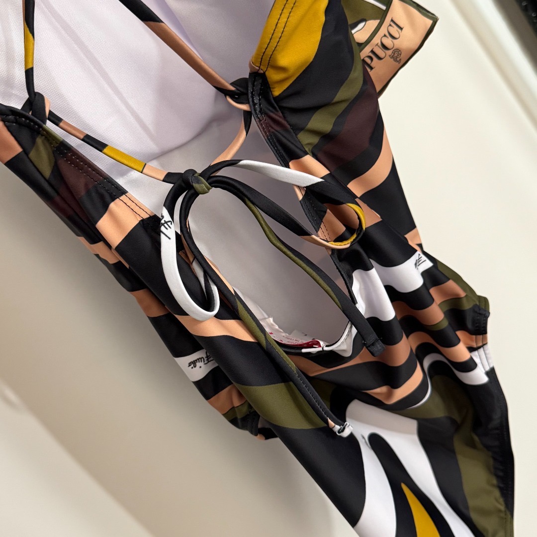 Купальник женский в стиле Emilio Pucci слитный чёрного цвета с принтом и платком