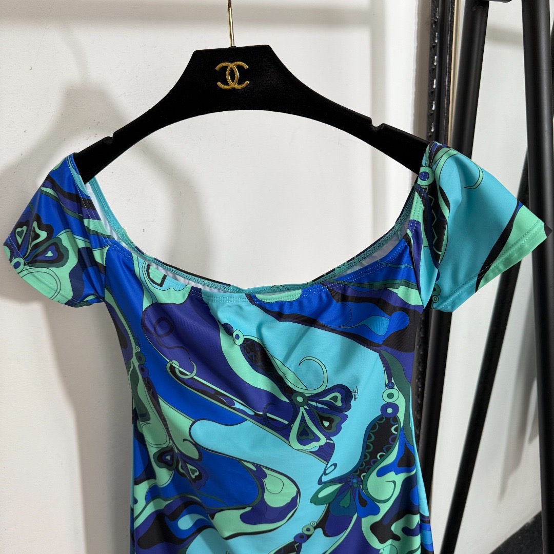 Купальник женский в стиле Emilio Pucci слитный синего цвета с принтом с коротким рукавом и шортами