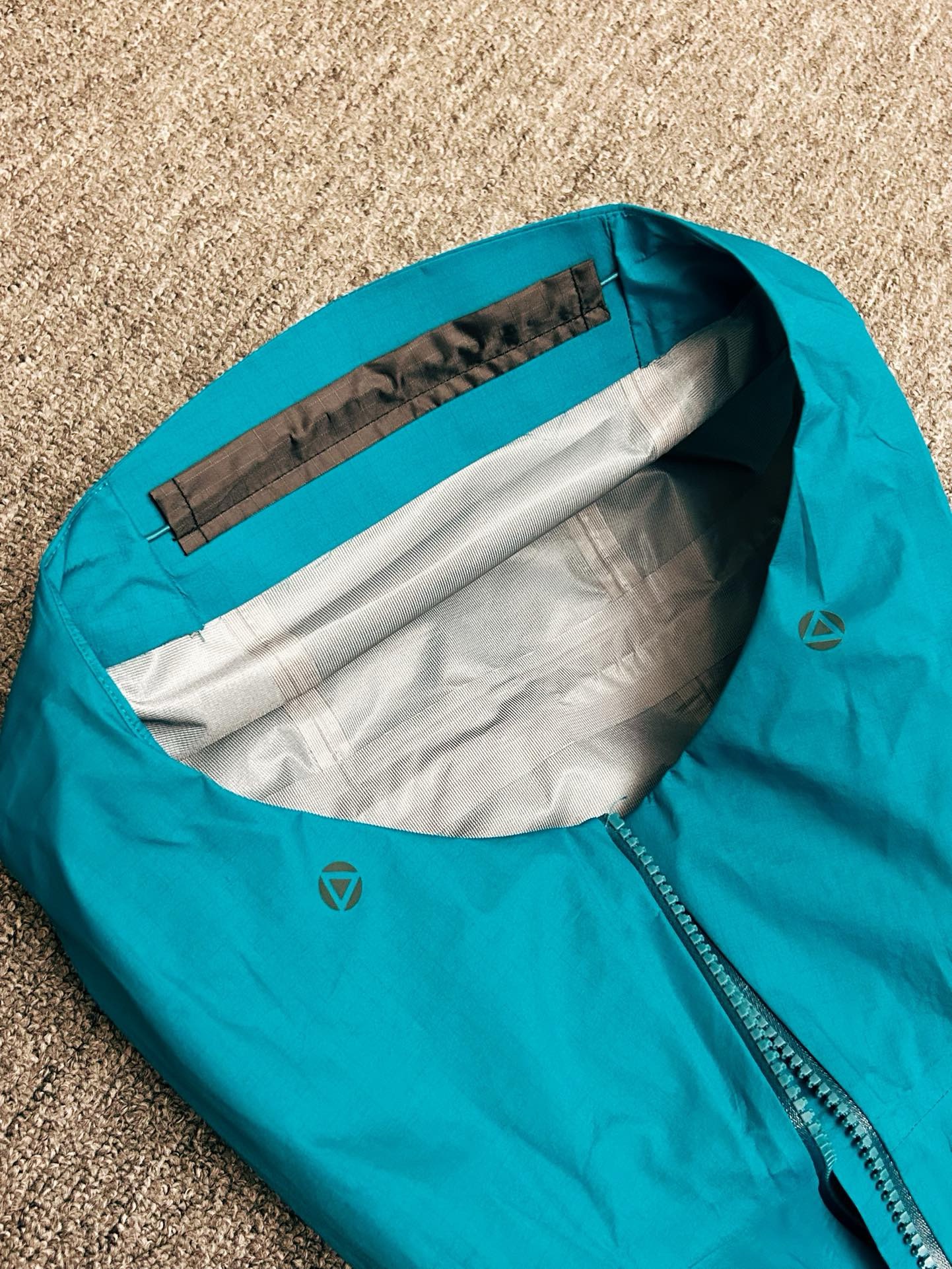Куртка мужская Kailas Bogda LT из мембранной ткани GORE-TEX с капюшоном зелёного цвета
