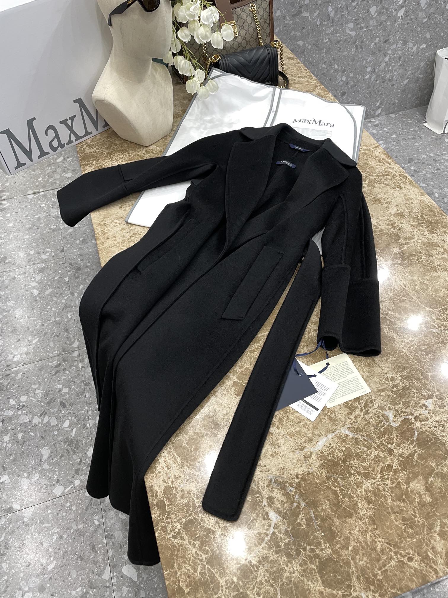 Пальто женское в стиле Max Mara Elisa чёрного цвета с поясом