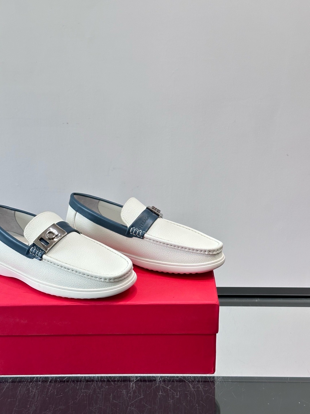 Лоферы мужские в стиле Ferragamo Gancini белого цвета с синей окантовкой
