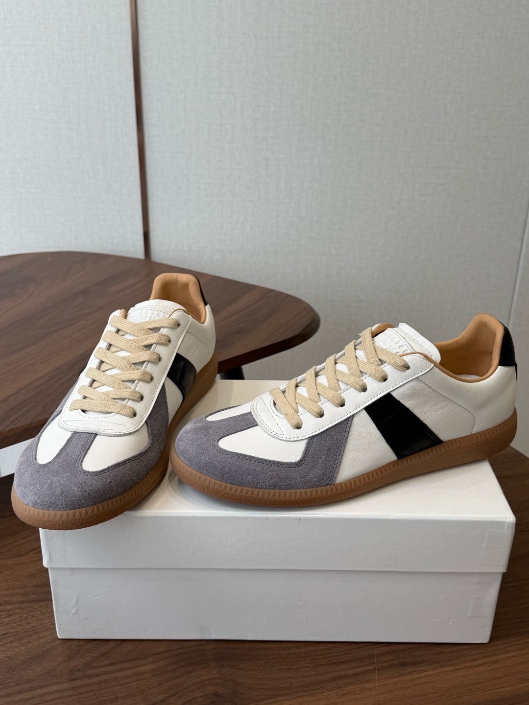 Кроссовки Maison Margiela Replica бело-серого цвета с чёрной вставкой