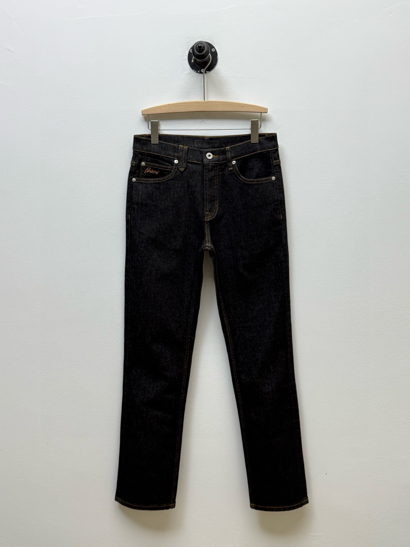 Джинсы мужские в стиле Brioni Bri из плотного хлопкового денима тёмно-синего цвета