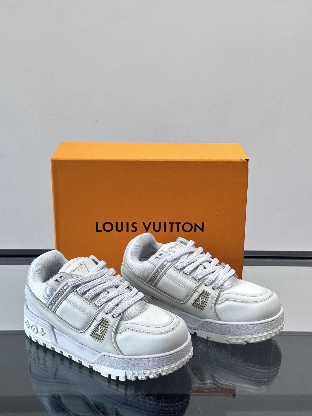 Кроссовки женские в стиле Louis Vuitton Trainer белого цвета