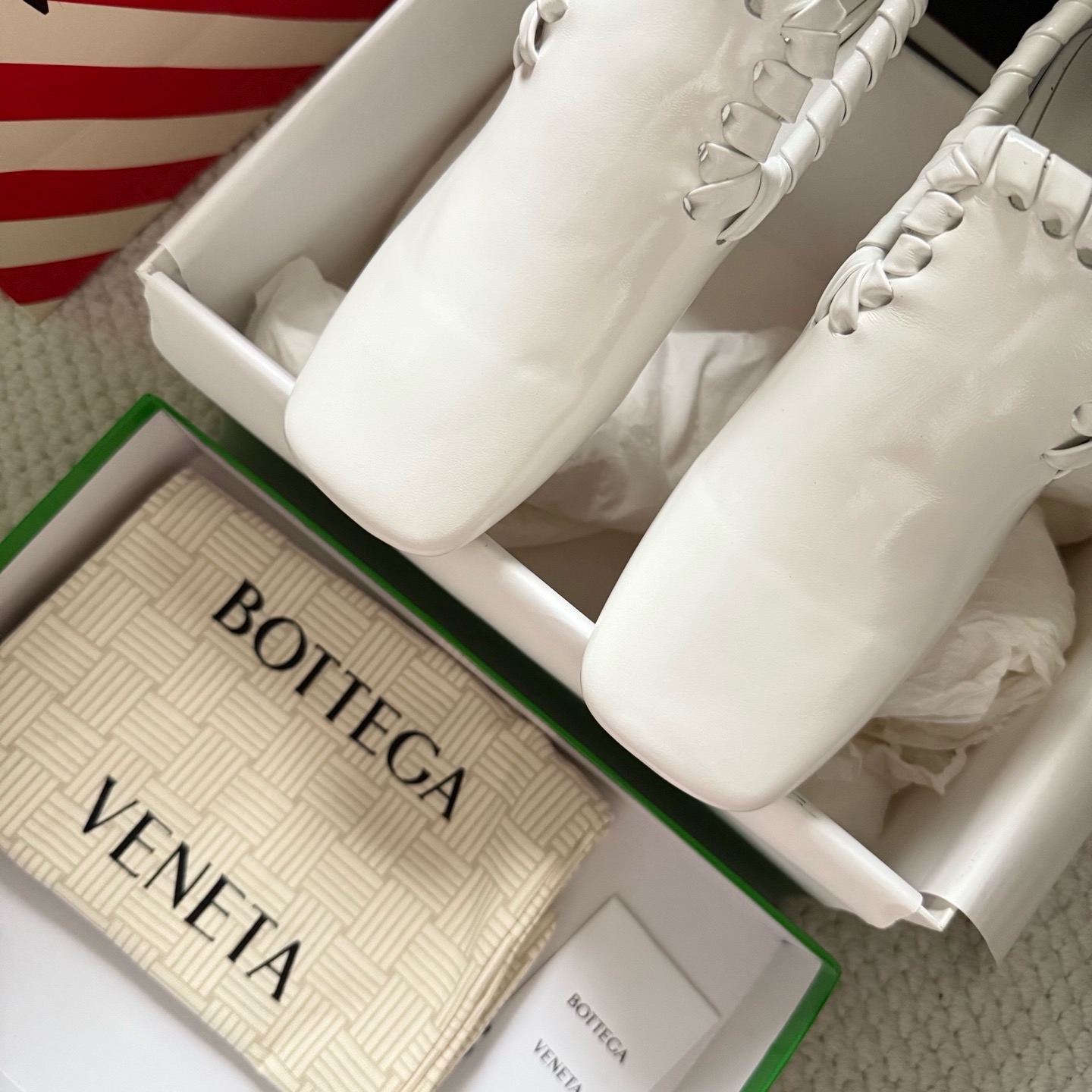 Лоферы женские в стиле Bottega Veneta Sabato белого цвета