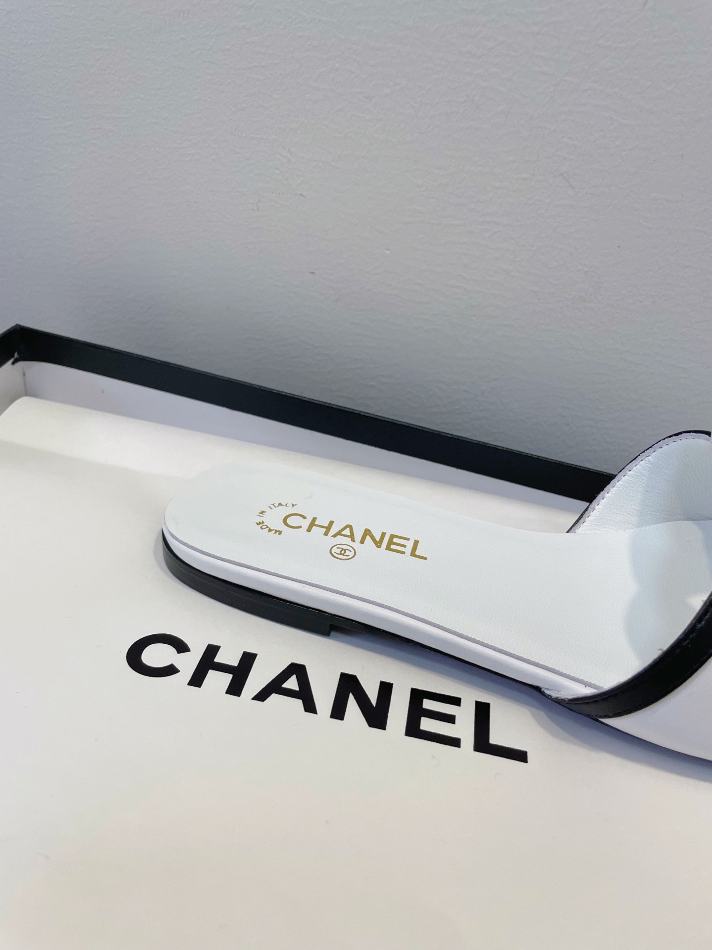 Мюли женские в стиле Chanel 26 с логотипом CC белого цвета с чёрным декором