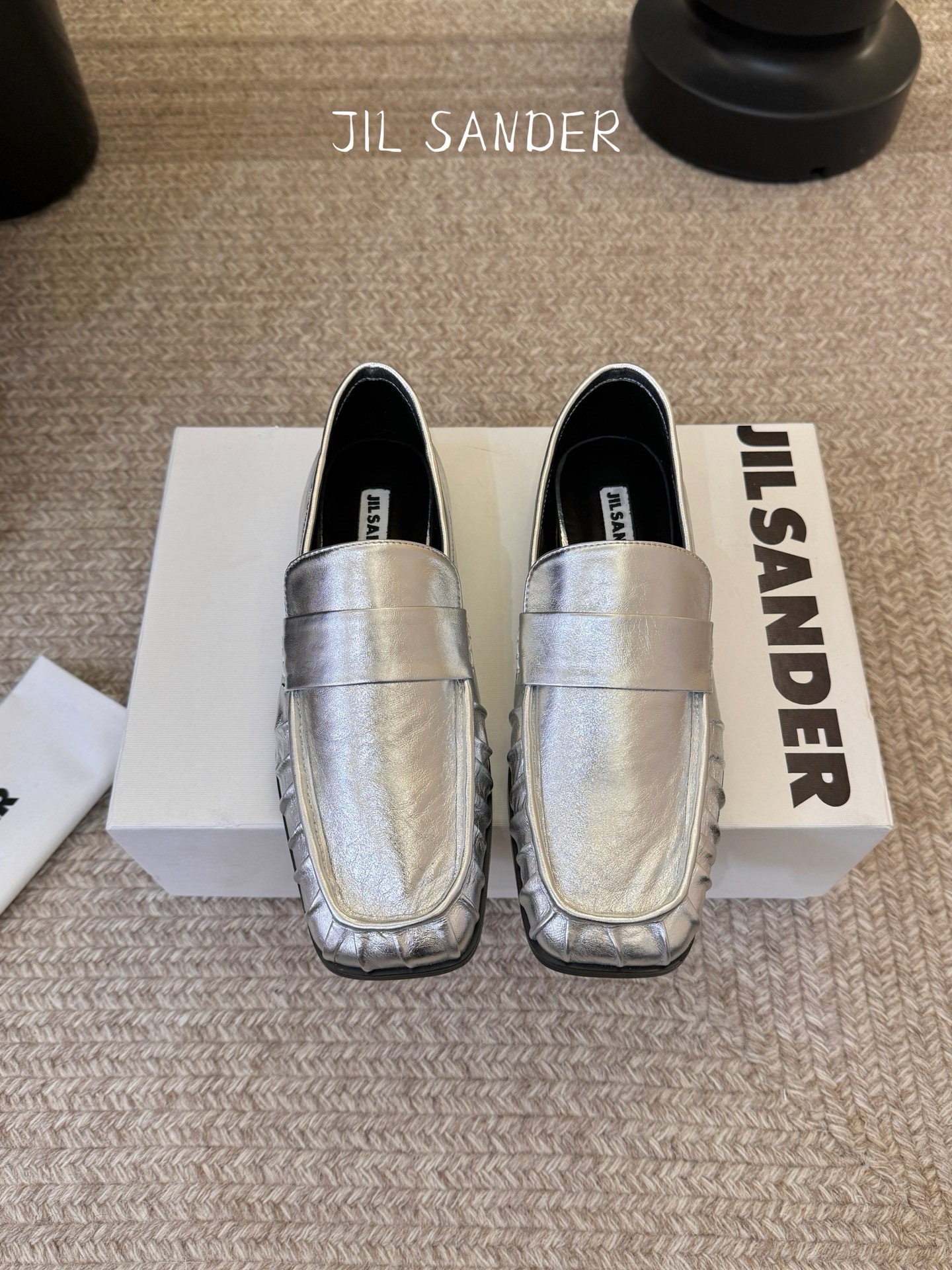 Лоферы женские в стиле Jil Sander серебристого цвета
