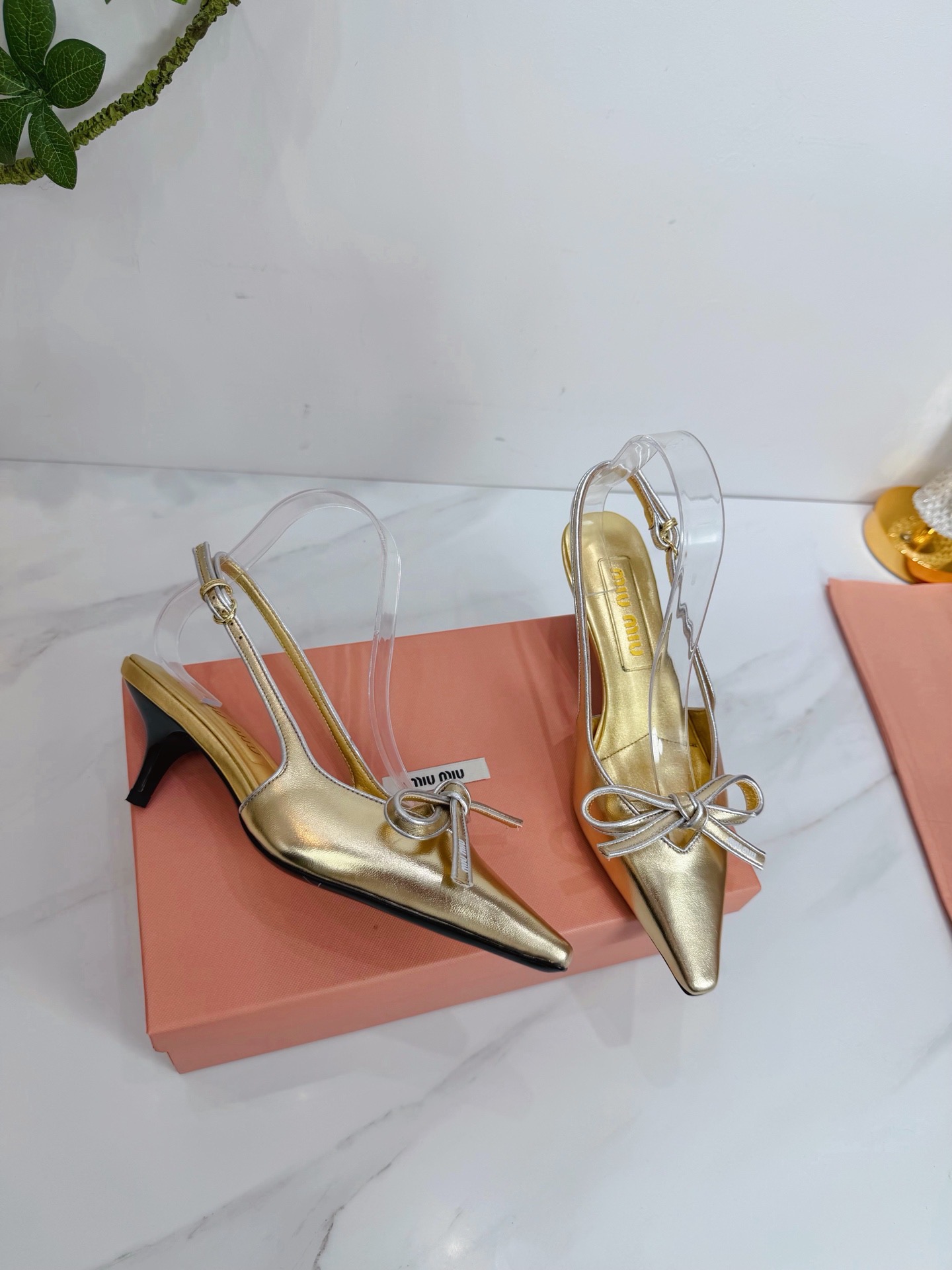 Туфли женские Miu Miu слингбэк золотого цвета