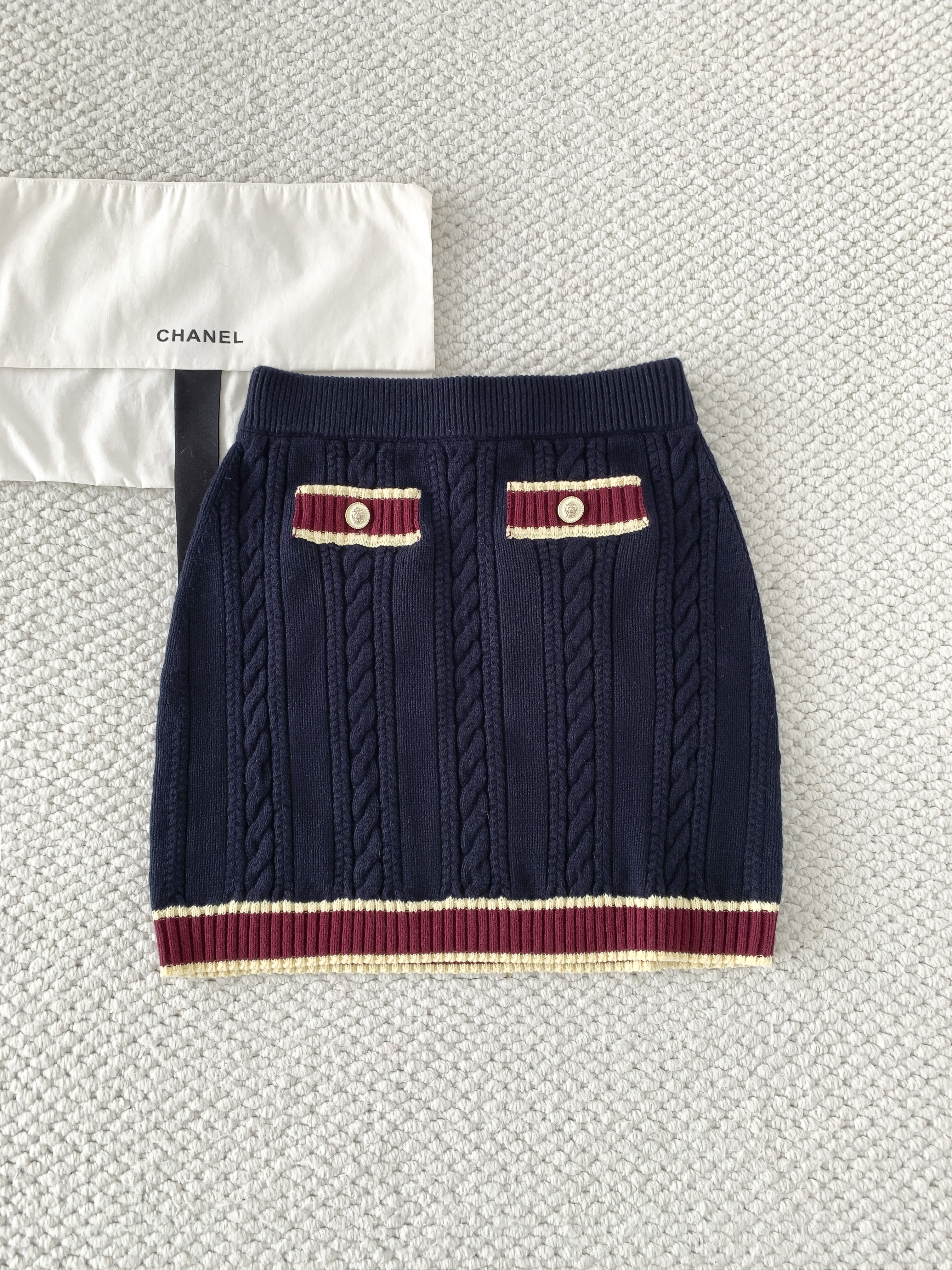 Костюм женский в стиле Chanel тёмно-синего с юбкой и кардиганом