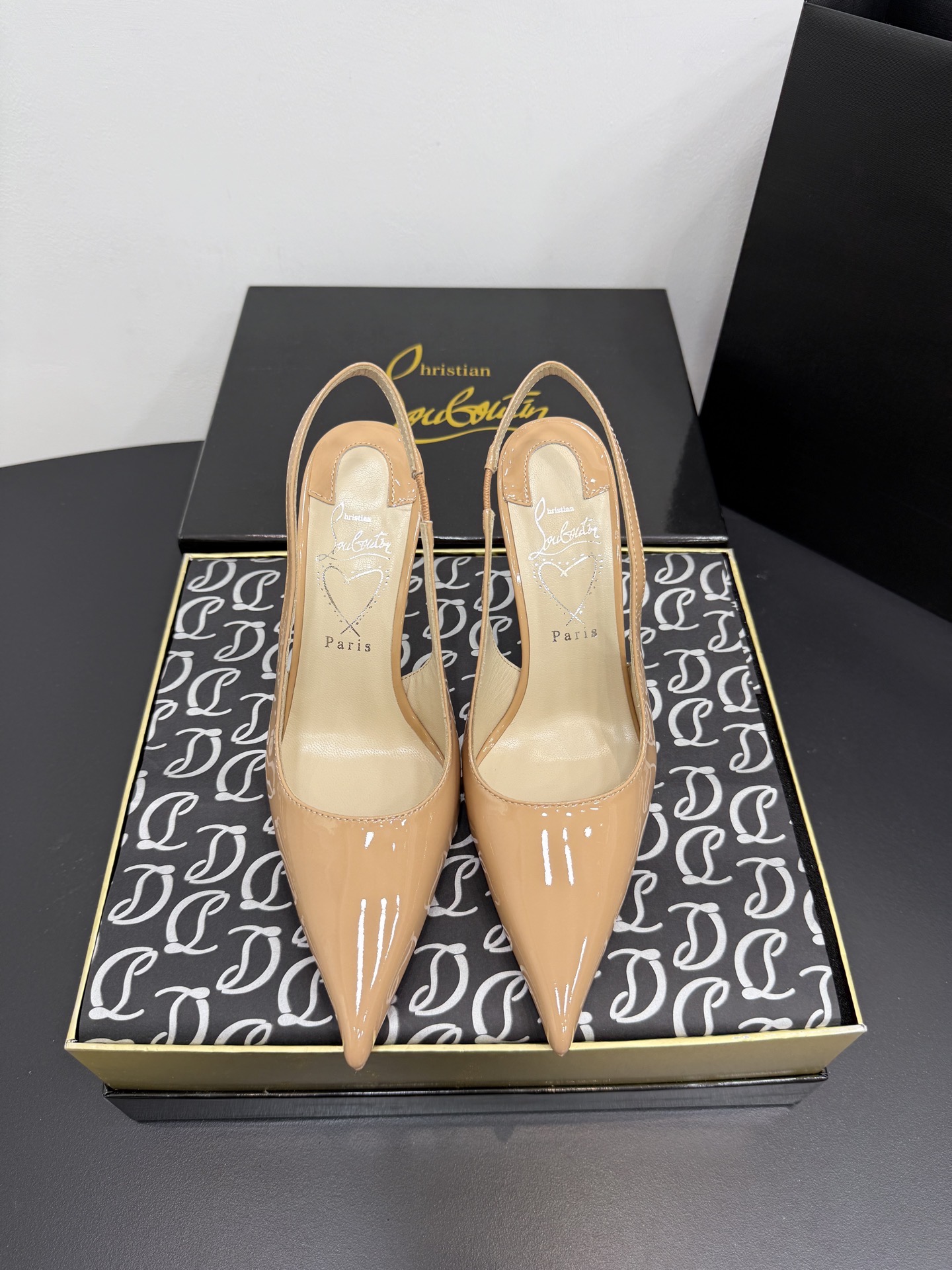 Туфли женские Christian Louboutin Miss Z бежевого цвета