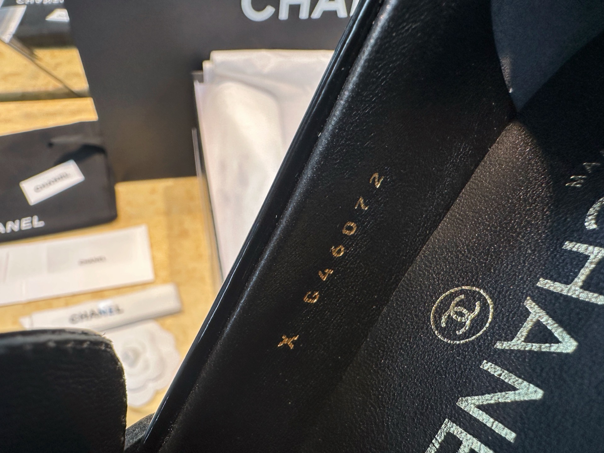 Лоферы женские в стиле Chanel из натуральной кожи черного цвета