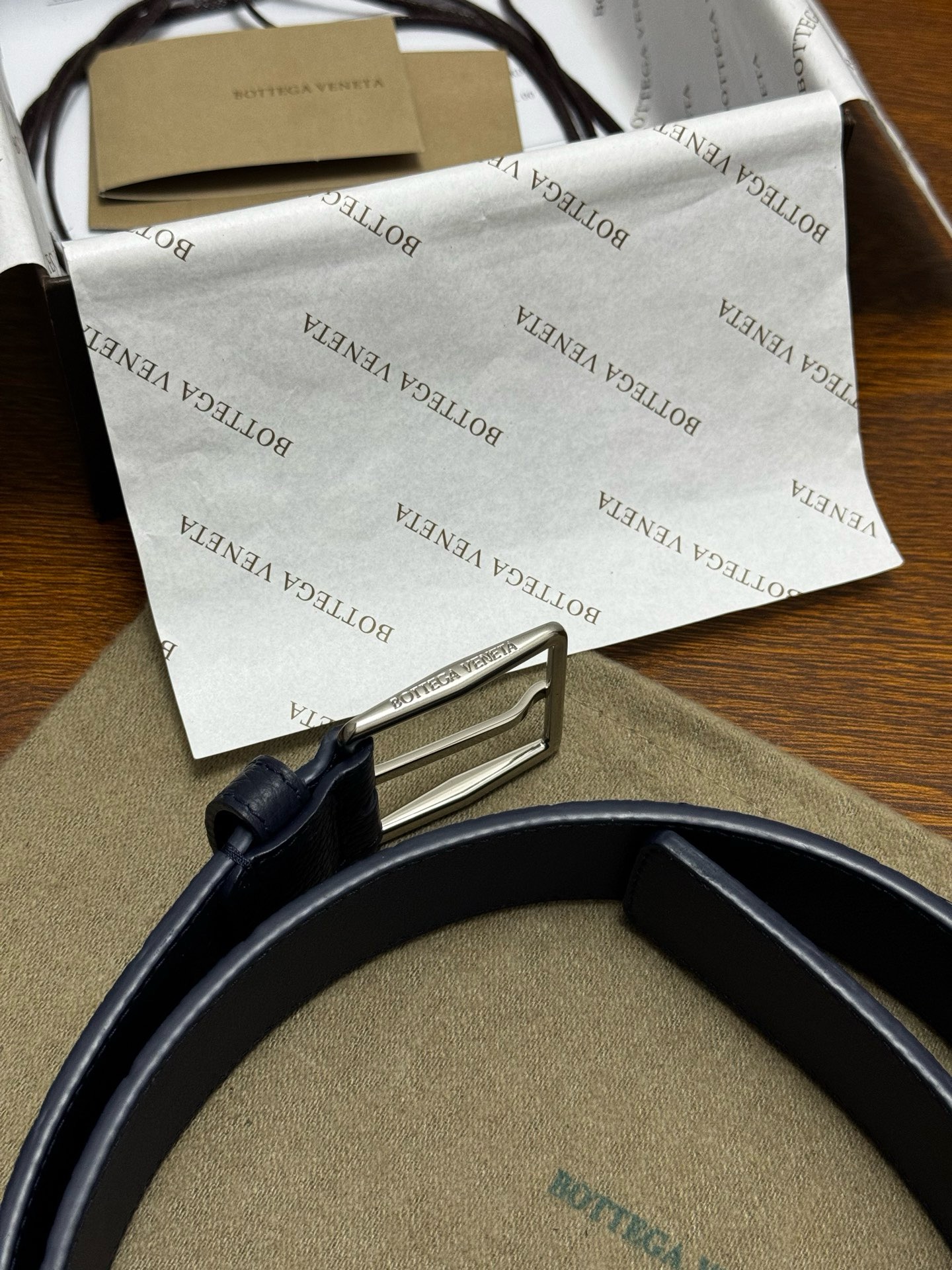 Ремень мужской Bottega Veneta Intrecciato тёмно-синего цвета стальная пряжка