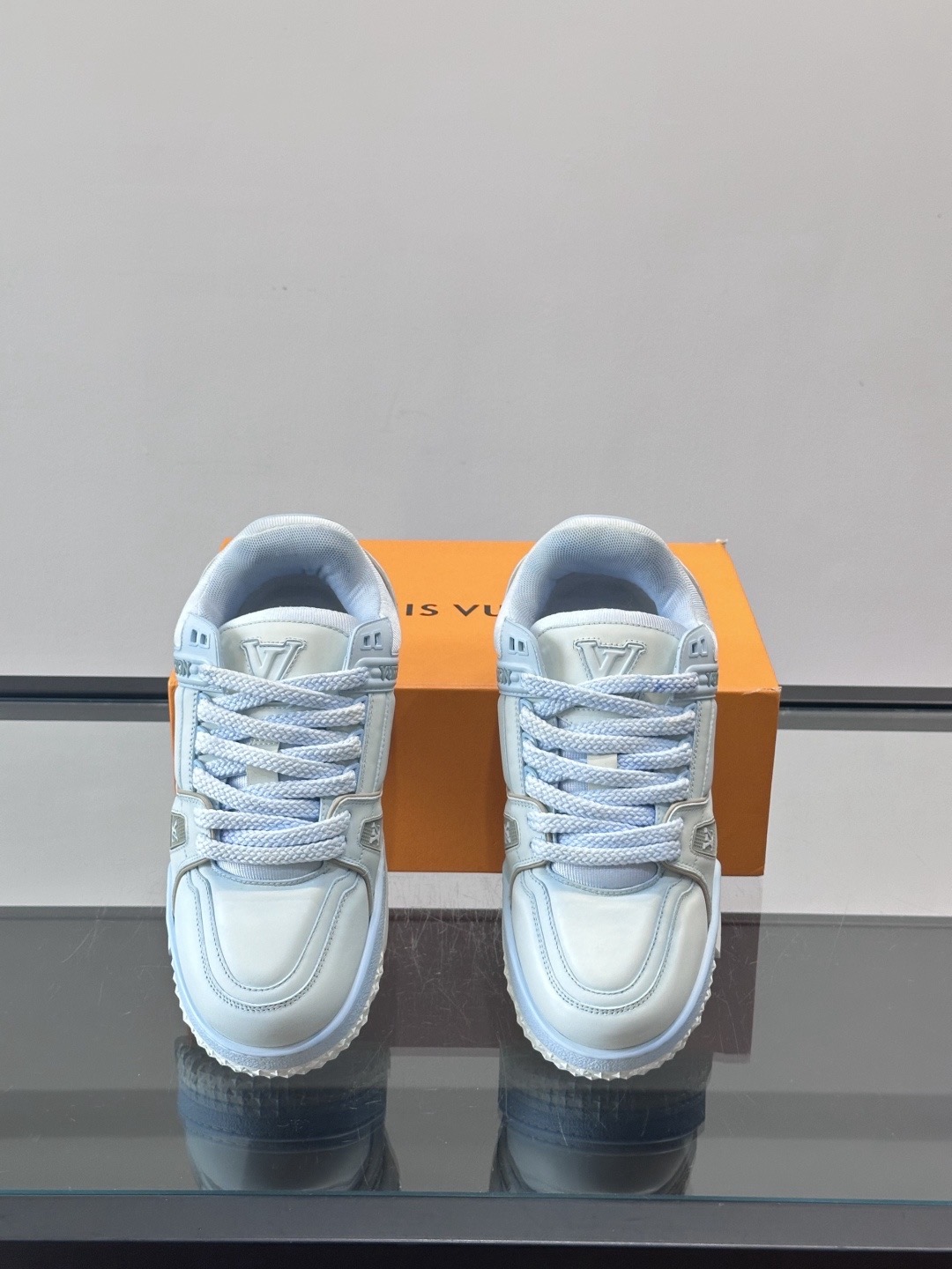 Кроссовки унисекс в стиле Louis Vuitton Trainer голубого цвета