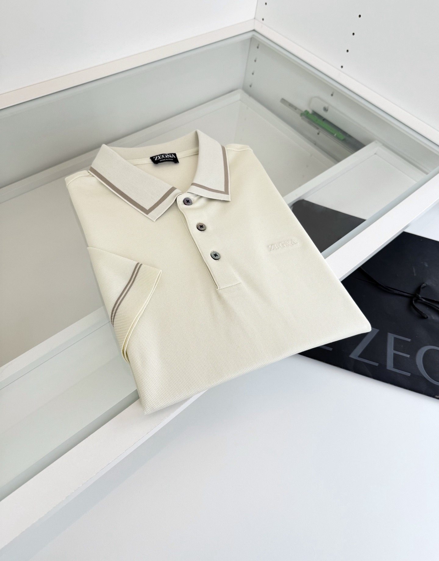 Поло мужское в стиле Zegna из хлопка молочного цвета с контрастной отделкой воротника