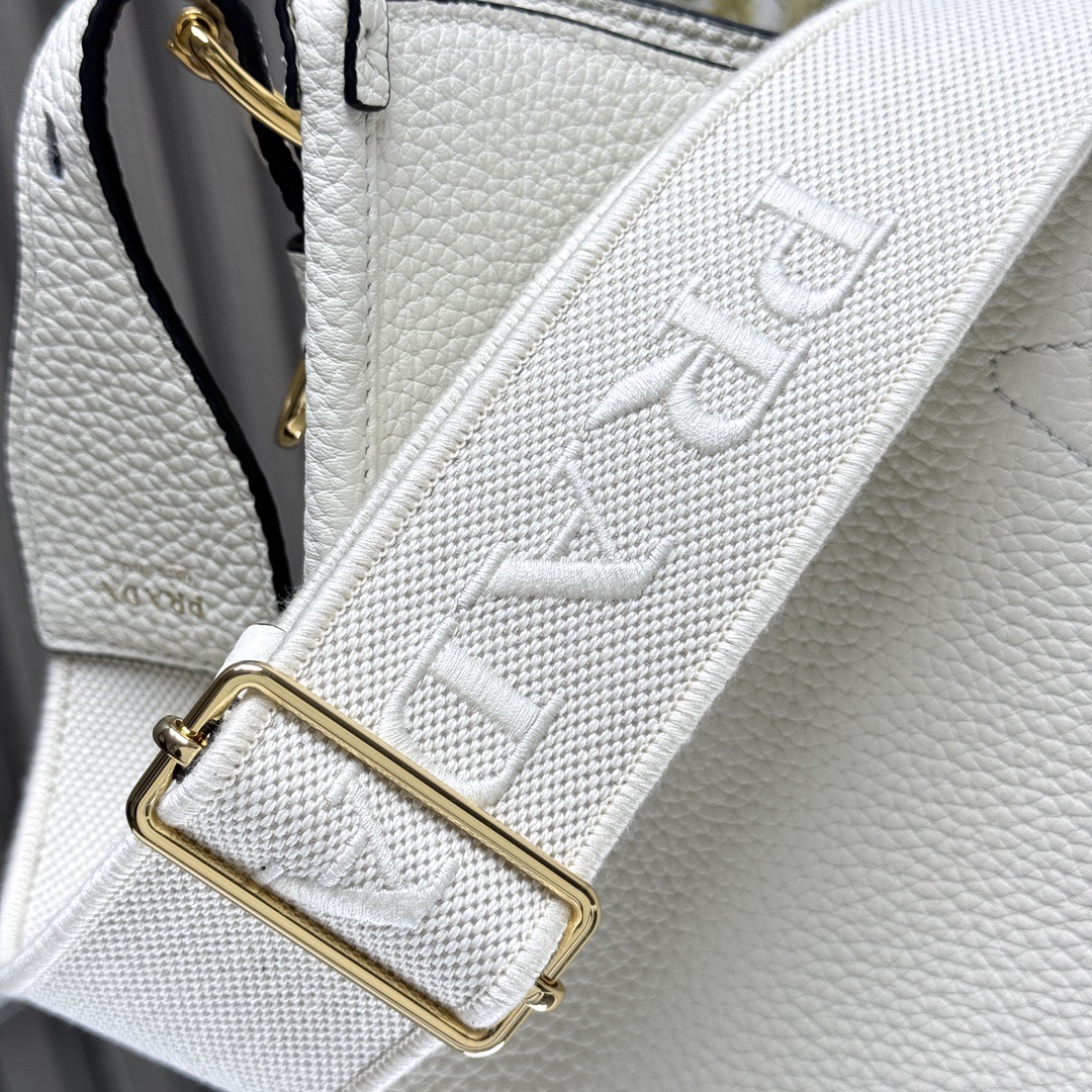 Сумка женская в стиле Prada tote белого цвета с плечевым ремнём (30×28×12 см)