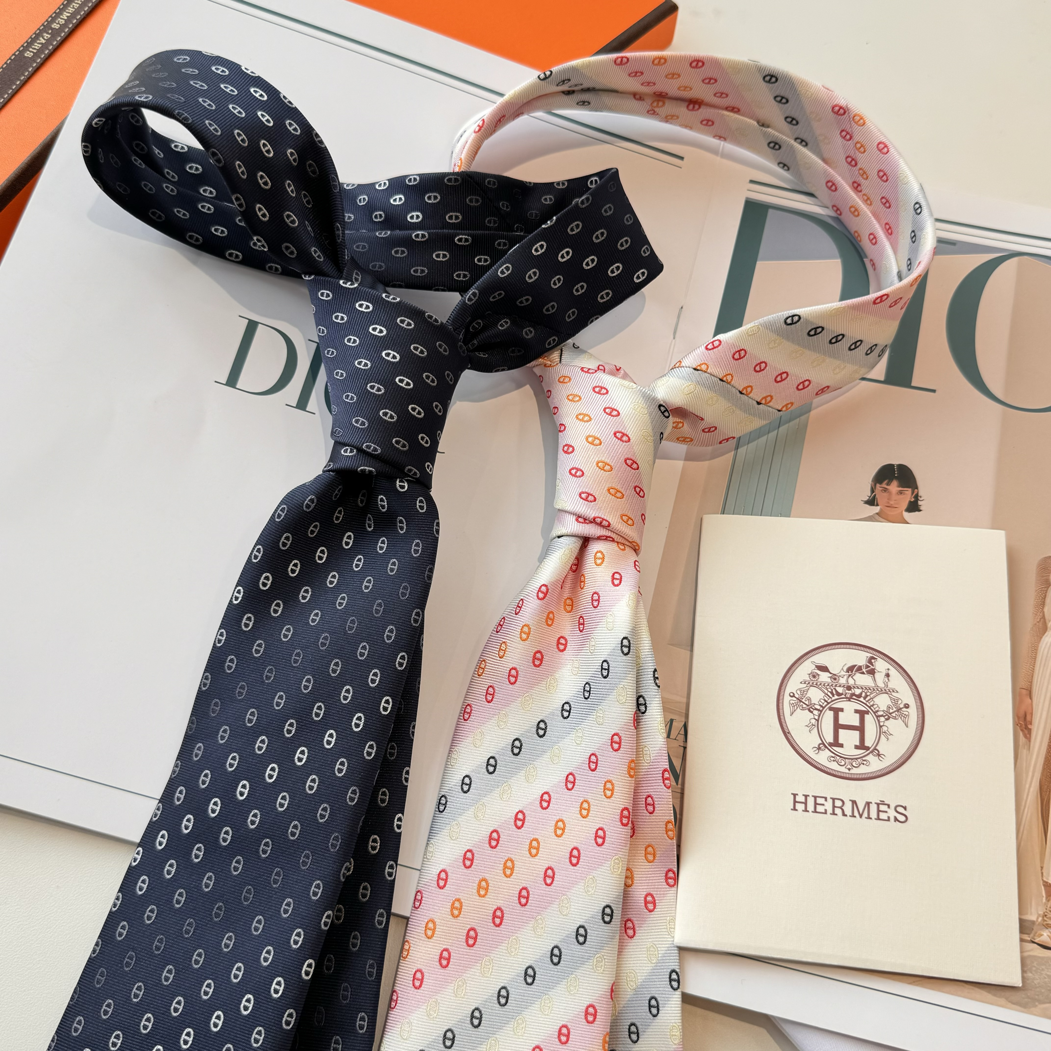 Галстук мужской в стиле Hermès белого цвета с диагональным узором