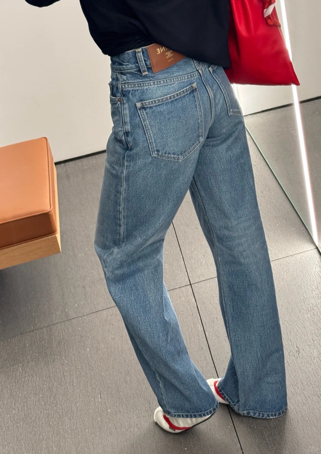 Джинсы женские в стиле Celine из денима голубого цвета с кожаным патчем и классической посадкой