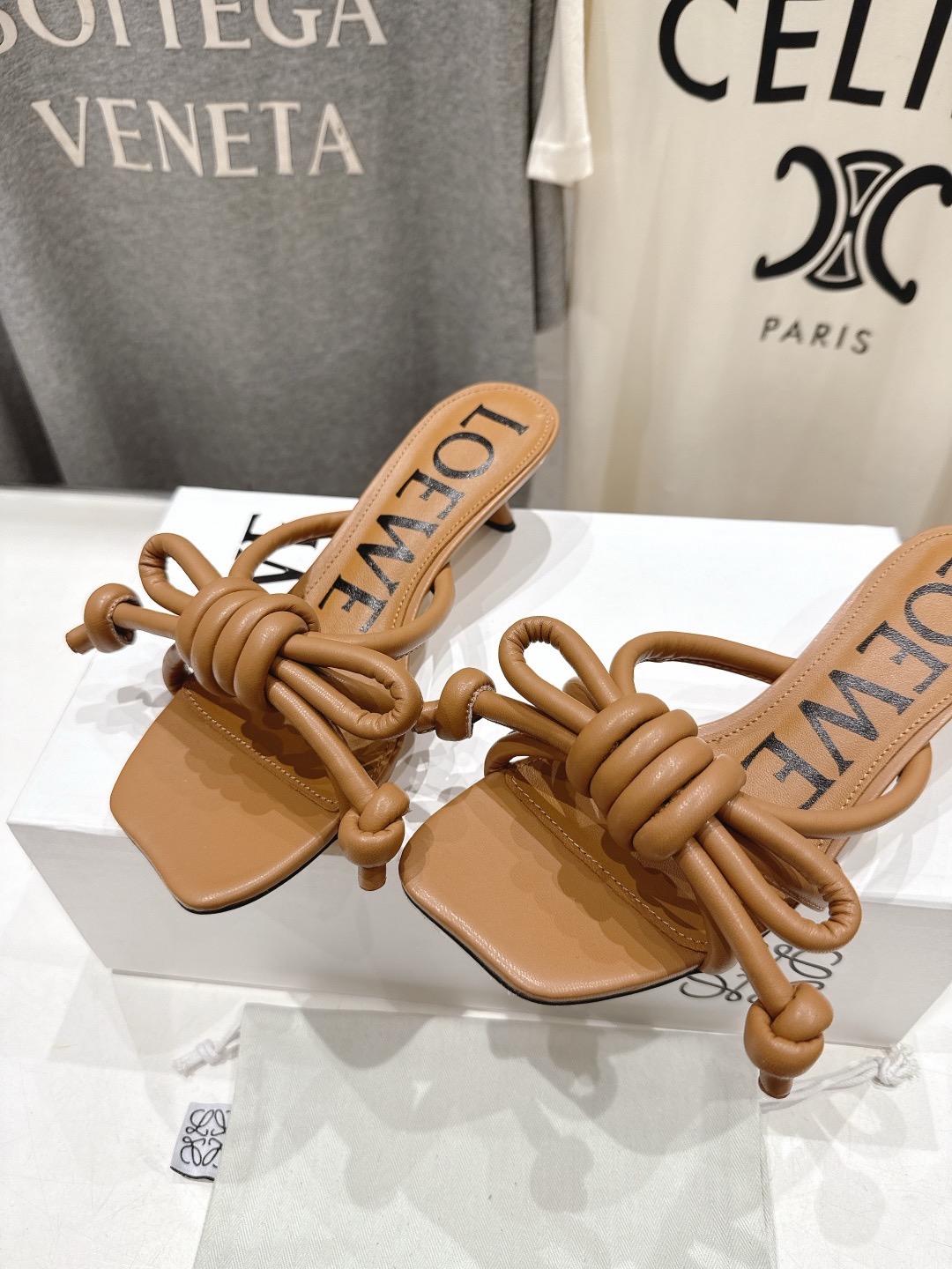 Мюли женские в стиле LOEWE F036 карамельного цвета со шнуровкой