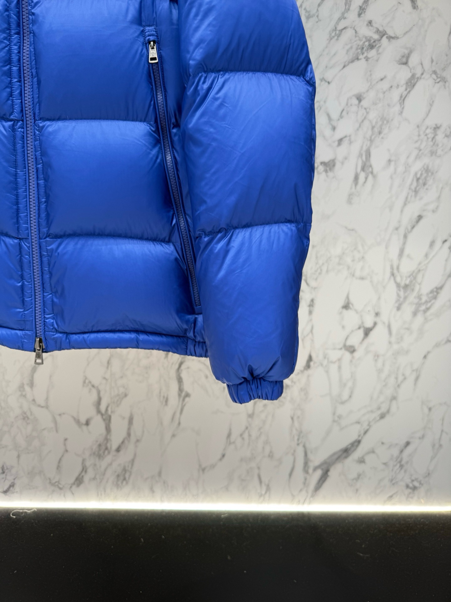 Пуховик мужской Moncler Maya синего цвета с натуральным пухом и съёмным капюшоном