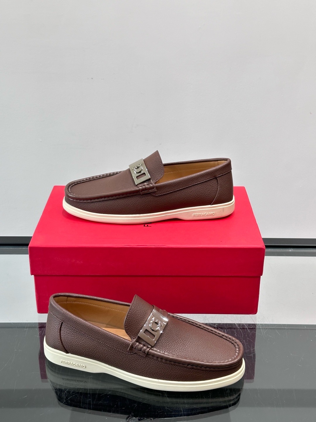Лоферы мужские в стиле Ferragamo Gancini коричневого цвета на белой подошве