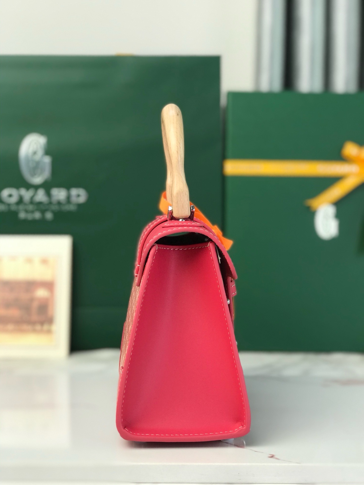 Сумка женская Goyard Saïgon Nano малинового цвета