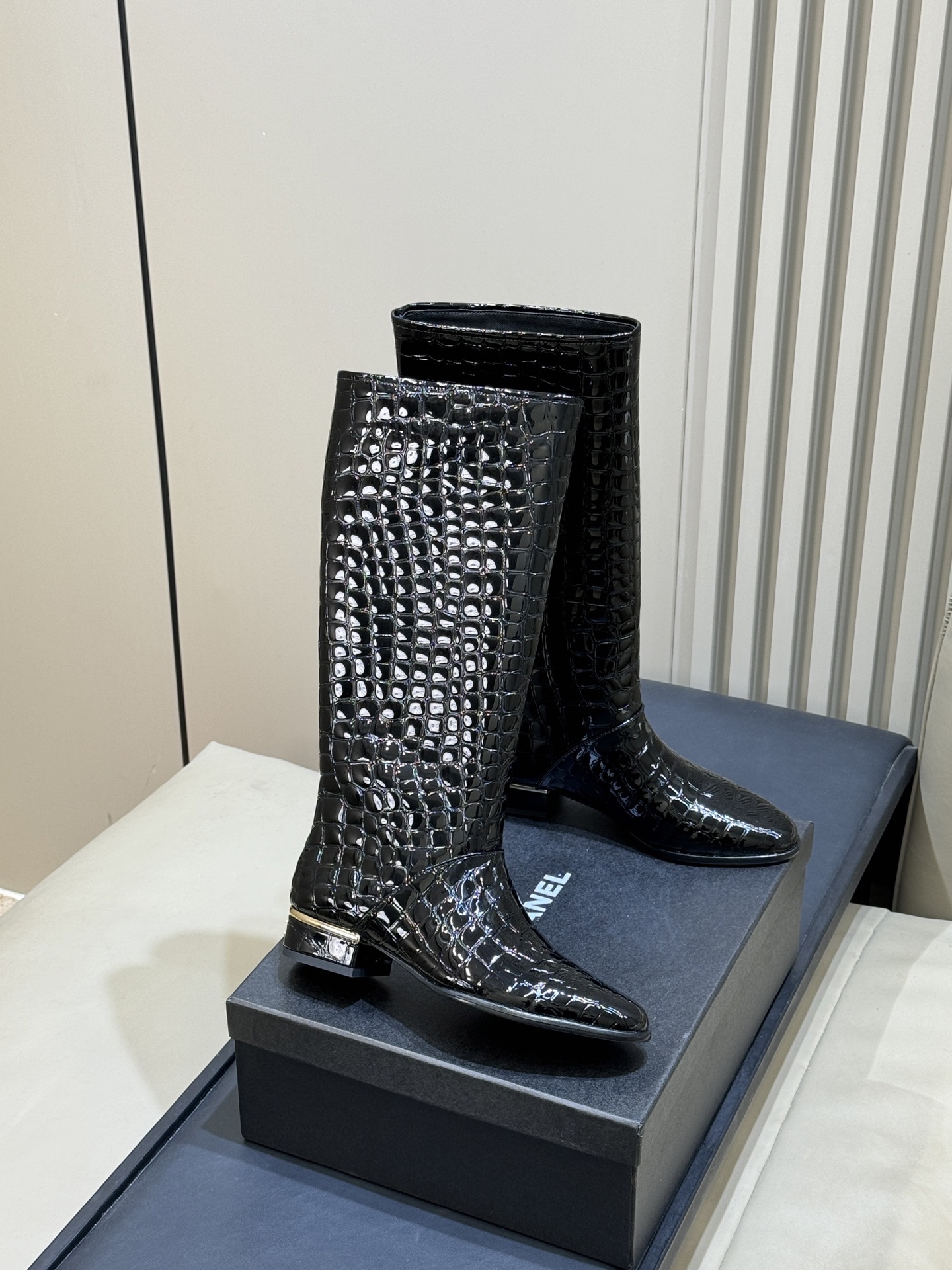 Сапоги женские Chanel Métiers d’art High Boots черного цвета