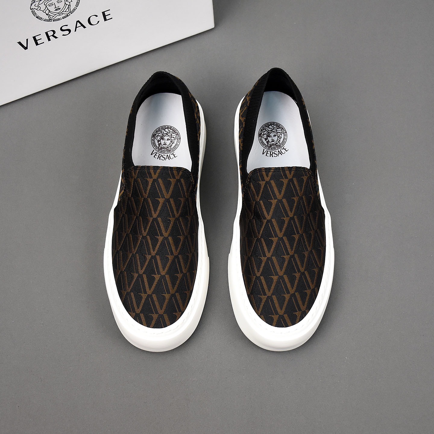 Слипоны мужские в стиле Versace с геометрическим узором чёрного цвета
