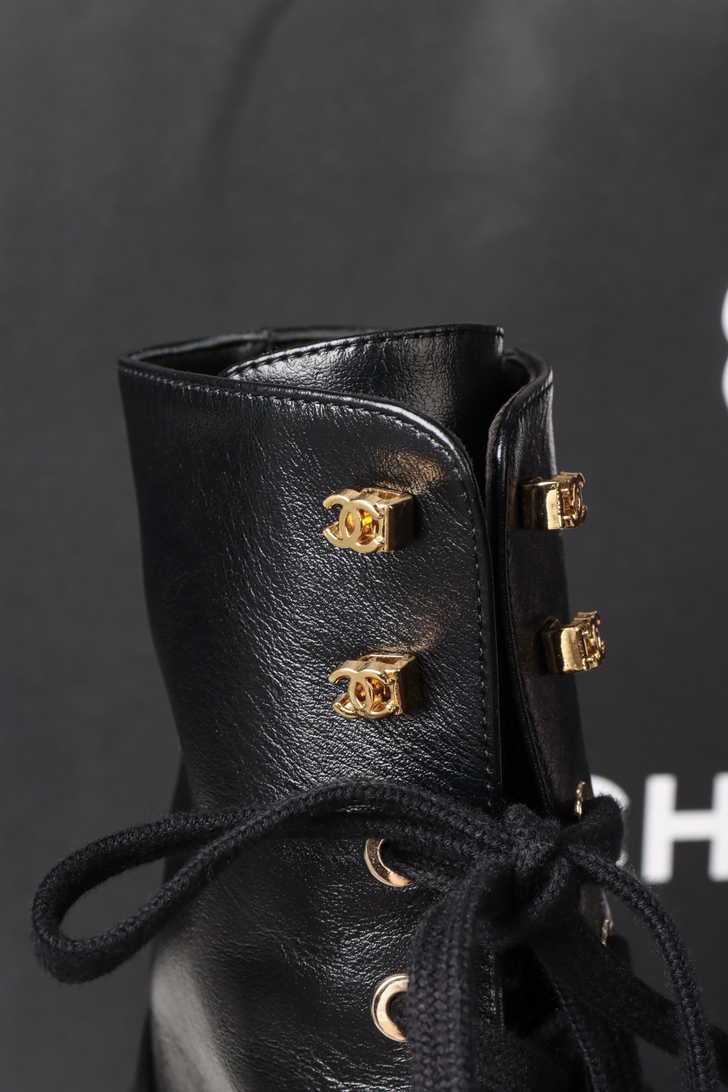 Ботинки женские Chanel чёрного цвета