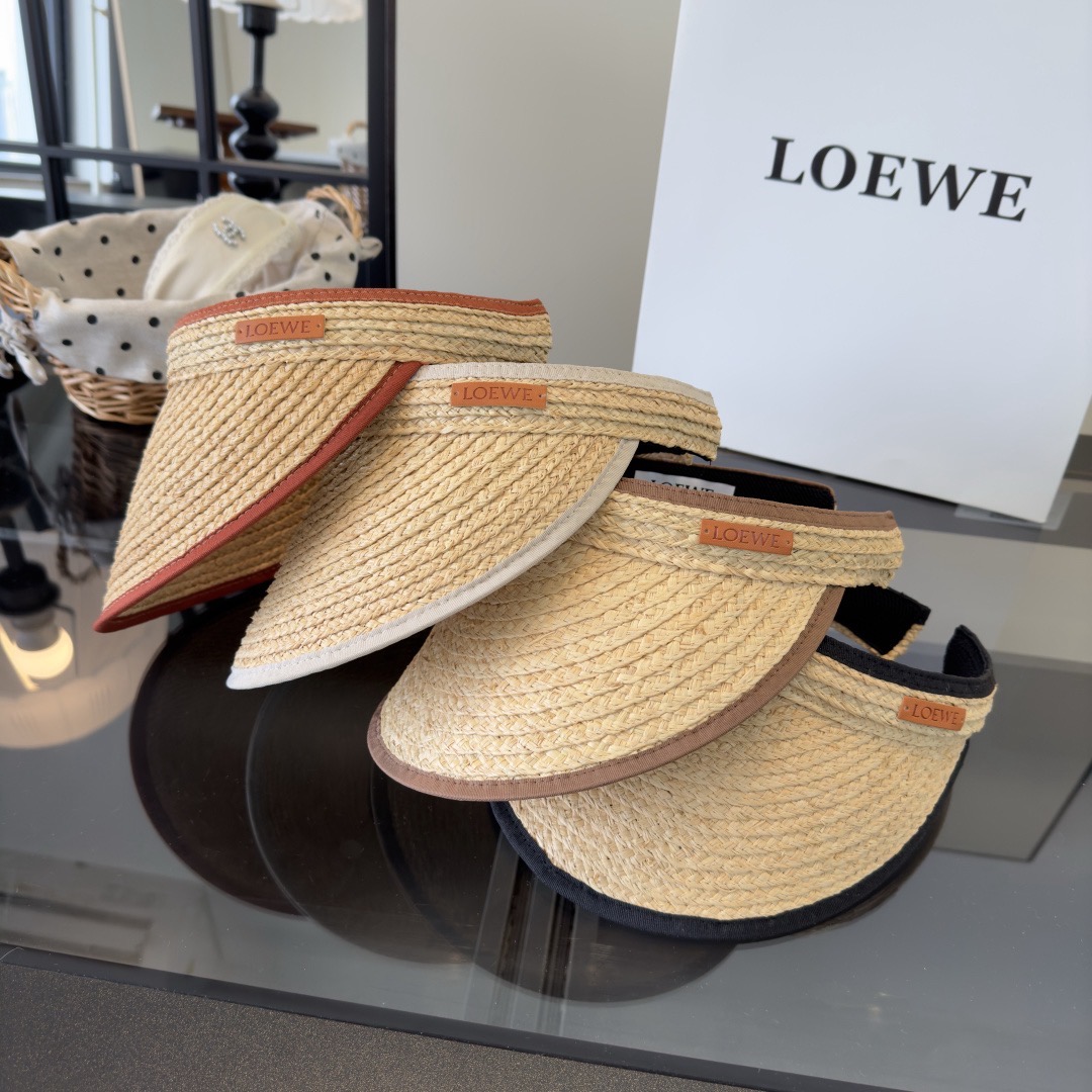 Козырёк женский в стиле Loewe бежевого цвета