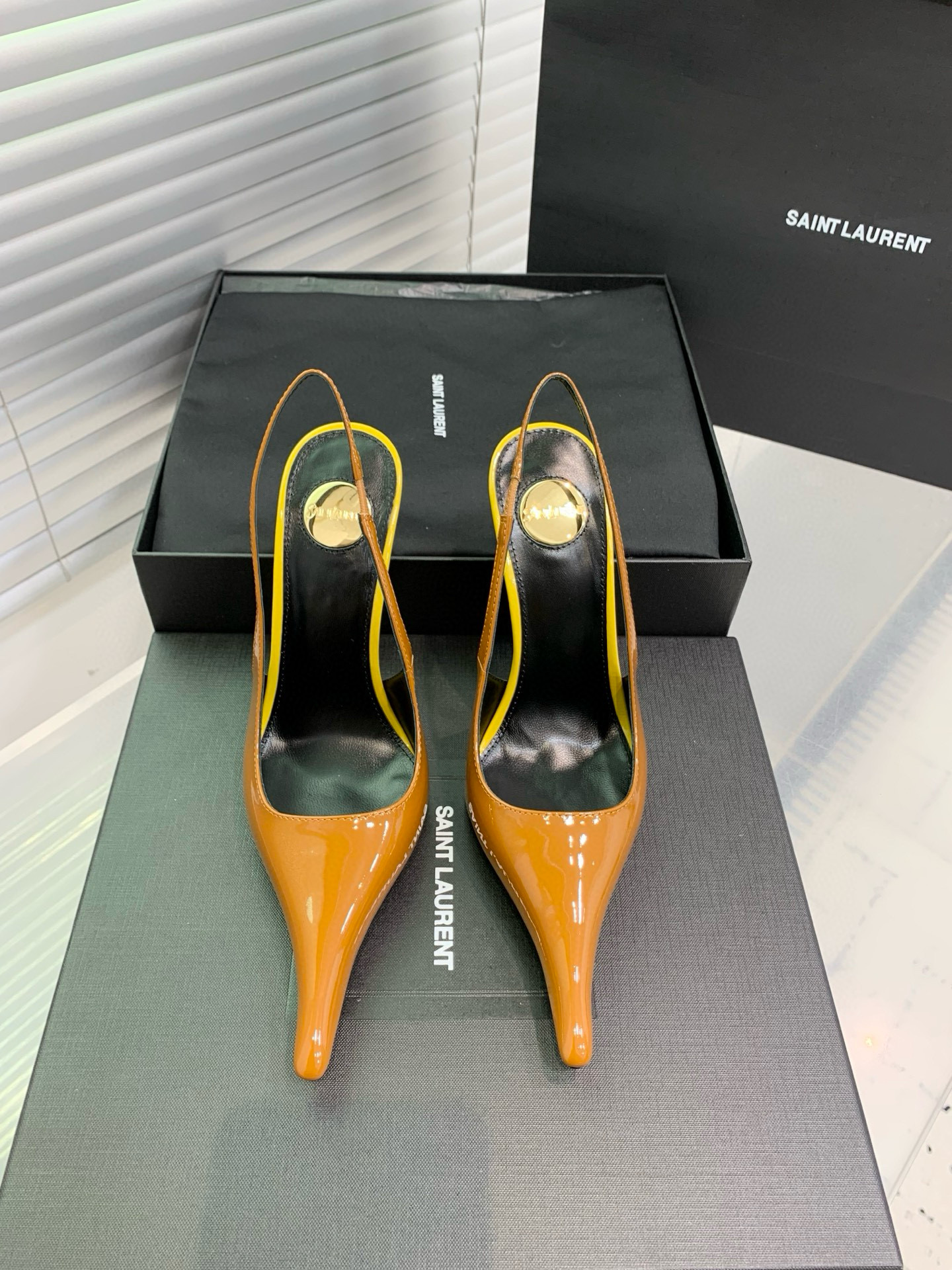 Туфли женские Saint Laurent slingback карамельно-коричневого цвета