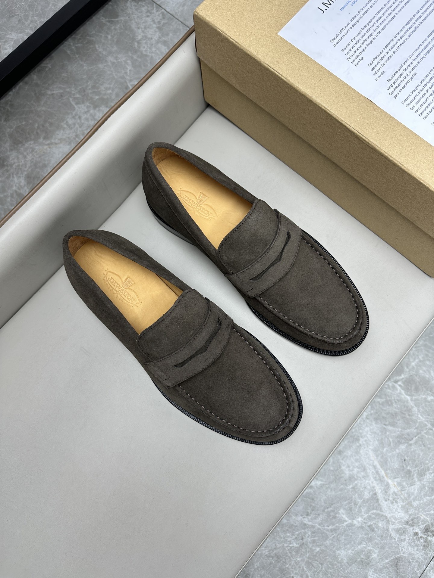 Лоферы мужские в стиле J.M. Weston из натуральной замши серого цвета