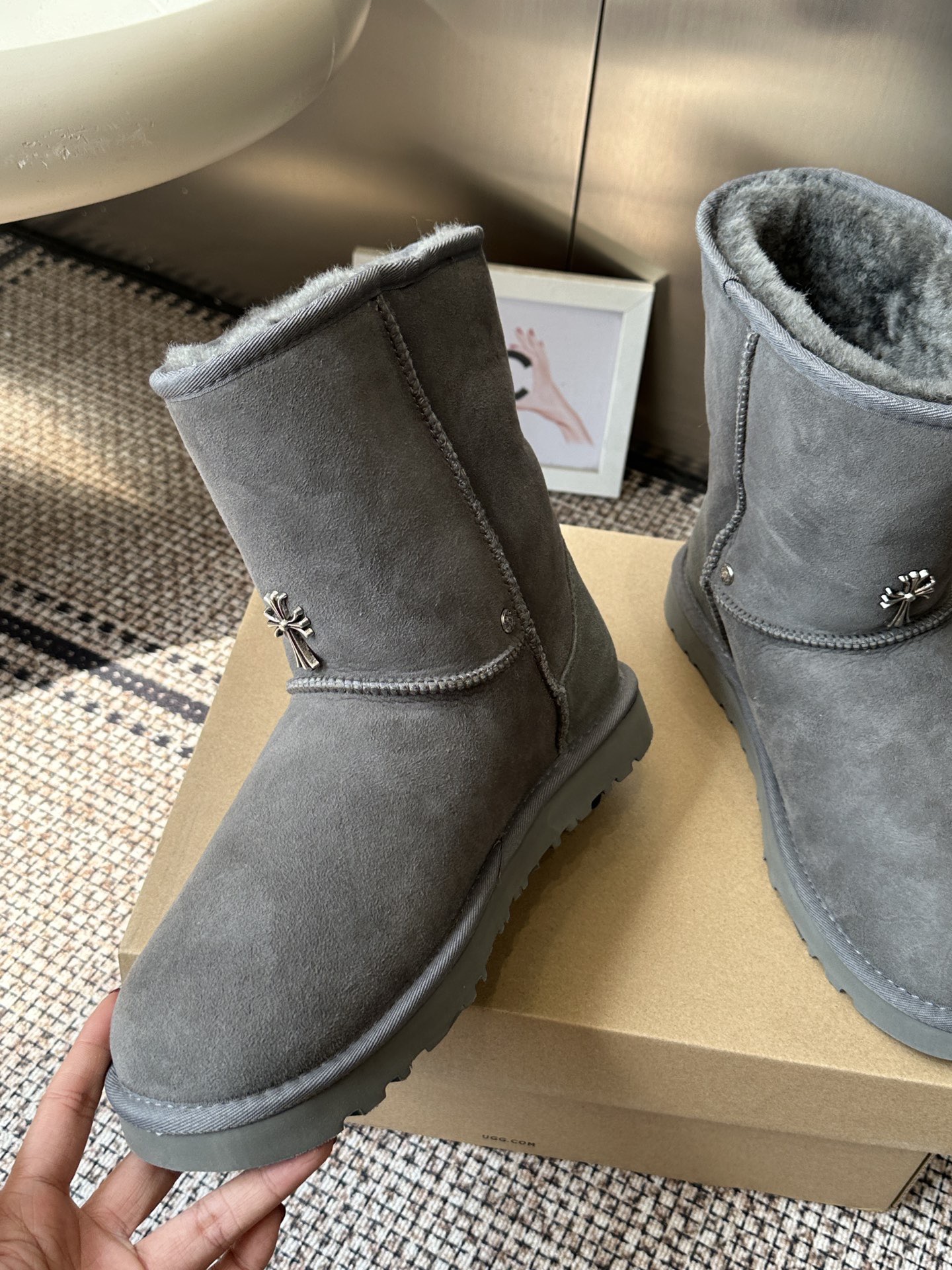 Угги женские UGG x Chrome Hearts Classic Short II серого цвета