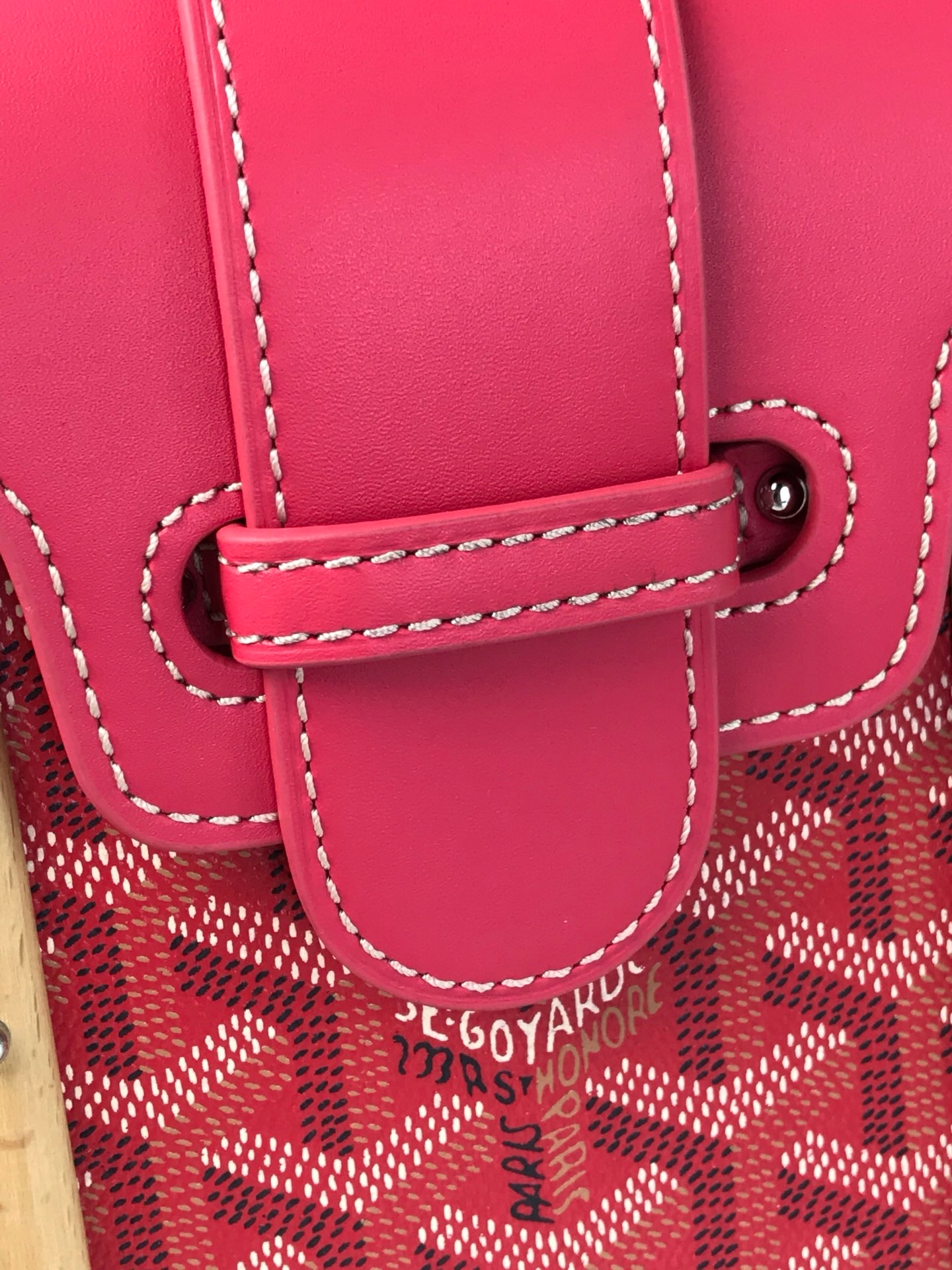 Сумка женская Goyard Saïgon Nano малинового цвета